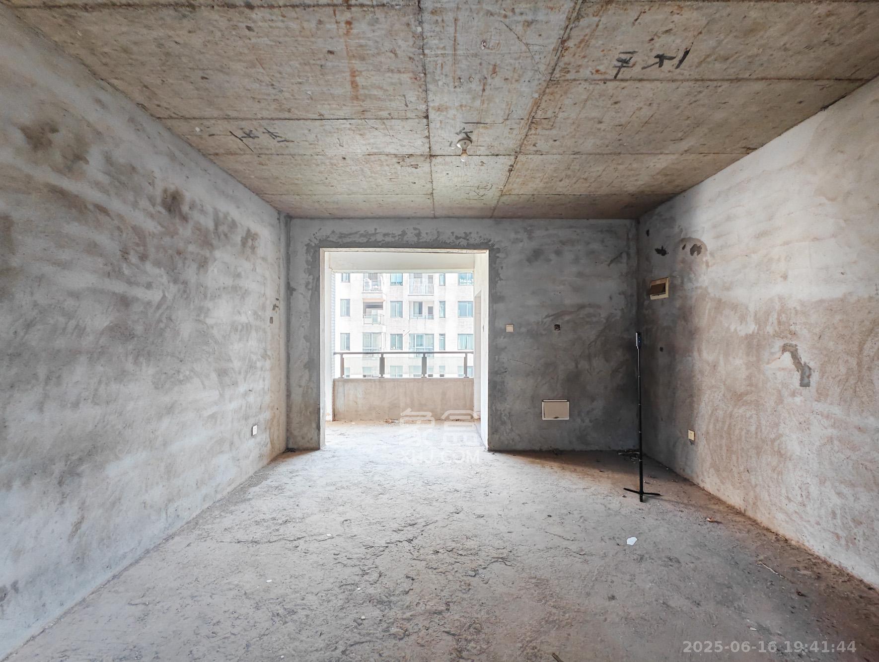 华银天际 4室2厅2卫 88.0万 华银天际 4室2厅2卫 88.0万客厅