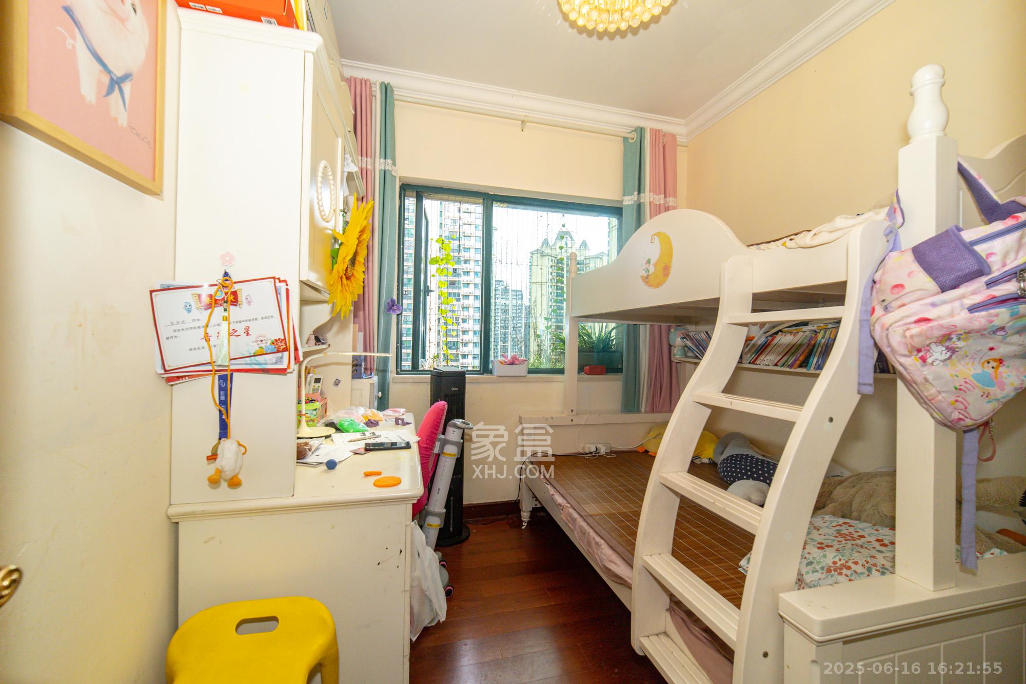 恒大翡翠华庭  3室2厅1卫    85.0万卧室