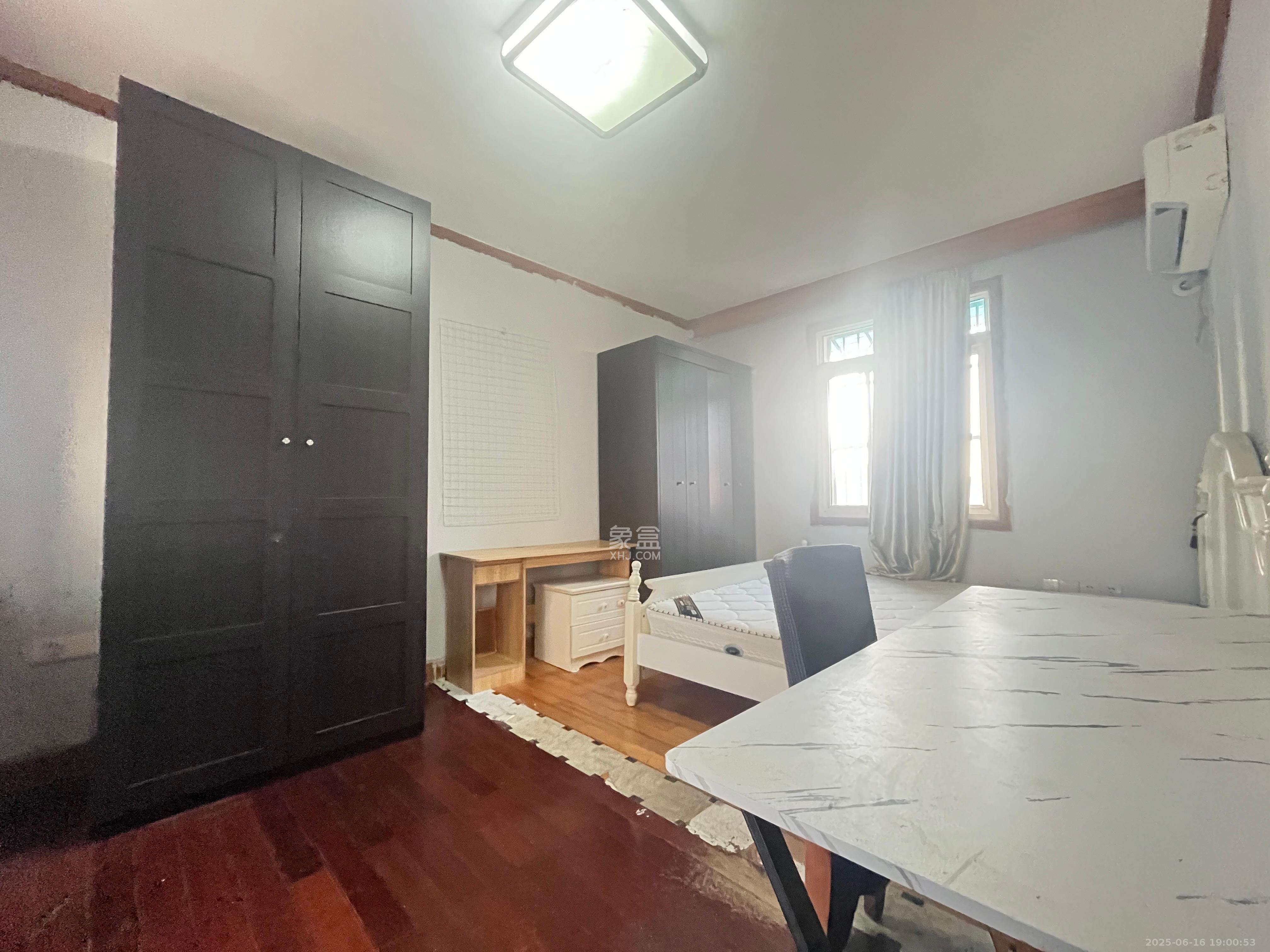 省政府机关梓园住宅区 3室2厅1卫 2700.0元/月 省政府机关梓园住宅区 3室2厅1卫 2700.0元/月室内图