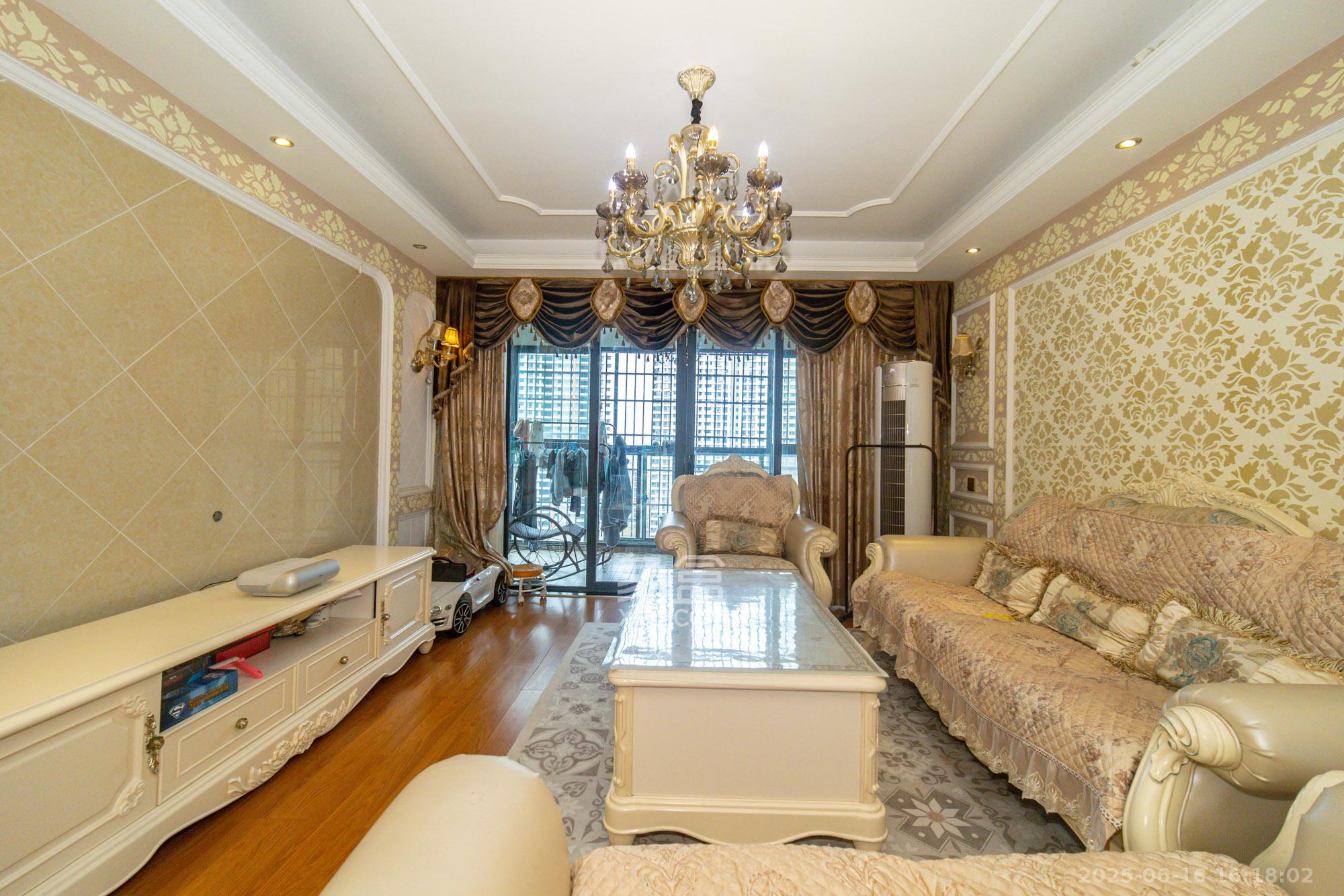 方略城市广场  4室2厅2卫    99.8万 方略城市广场  4室2厅2卫    99.8万客厅