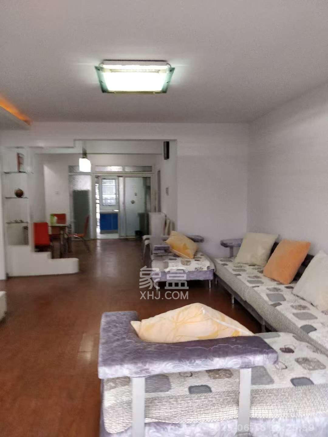 麓谷E家人  3室2厅2卫    2400.0元/月室内图1