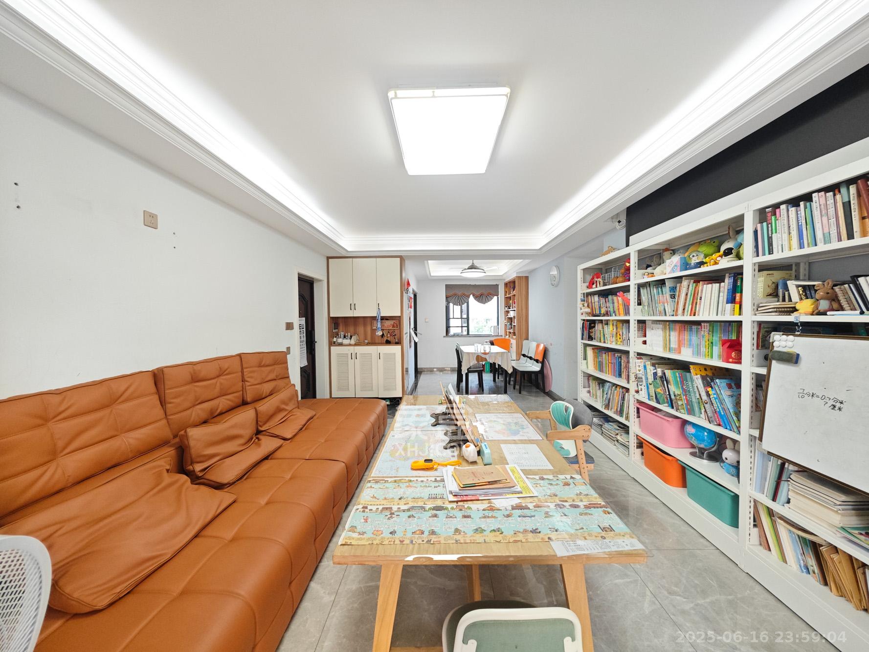 中建嘉和城  4室2厅2卫   125.00万客厅