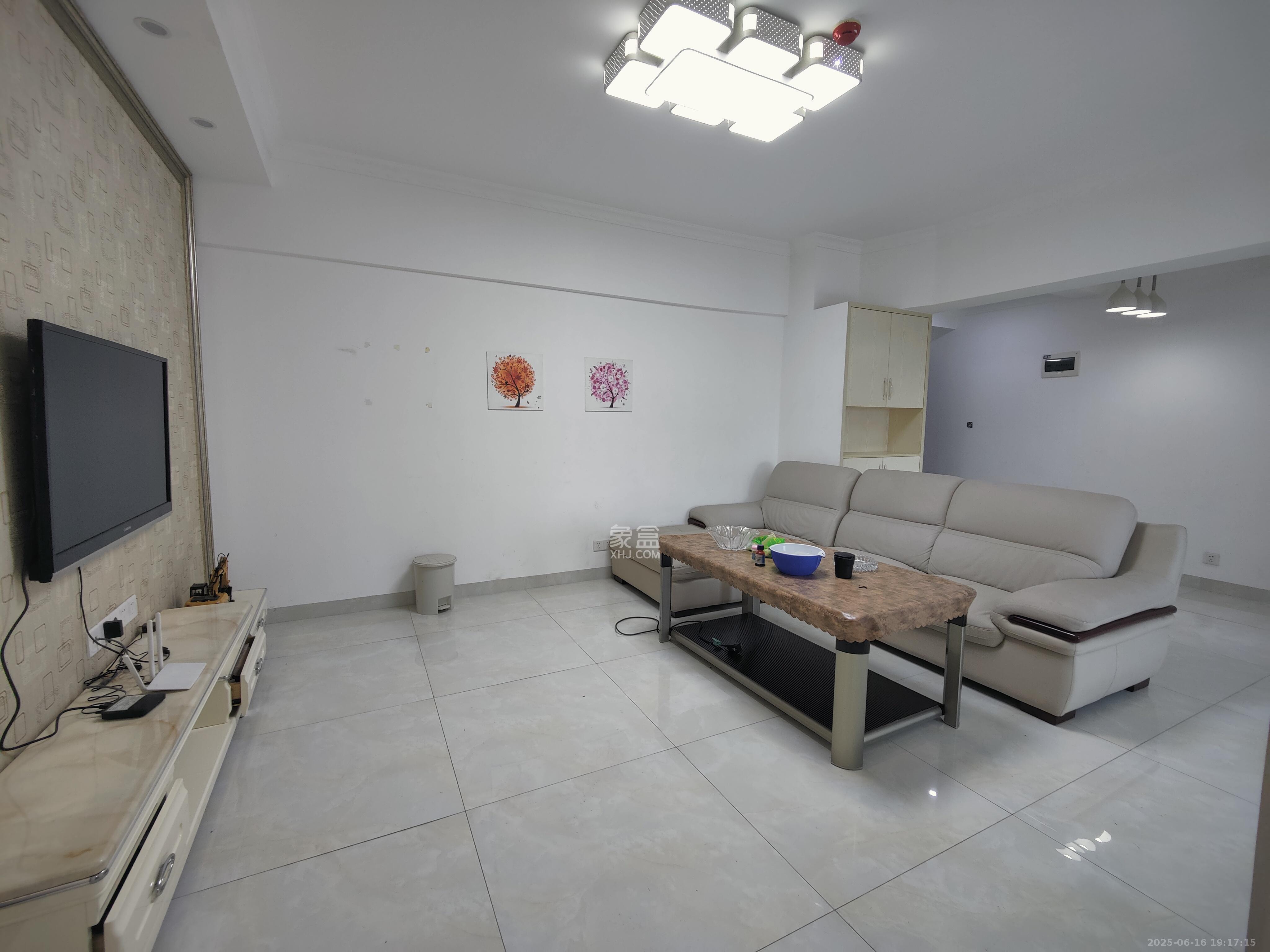 山水湾 3室2厅1卫 2200.0元/月 山水湾 3室2厅1卫 2200.0元/月室内图