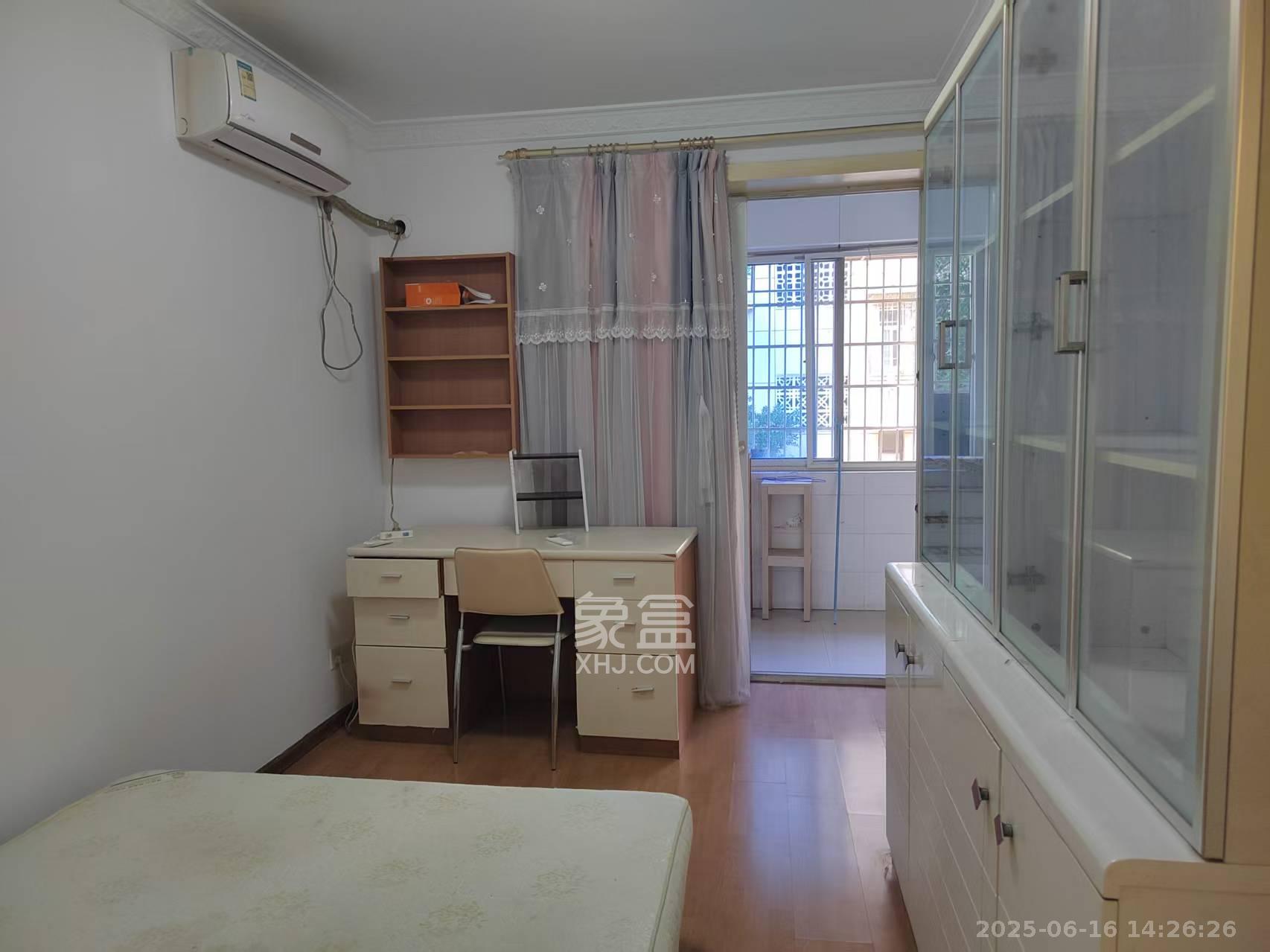 公交金盆小区  3室2厅2卫    2000.0元/月室内图