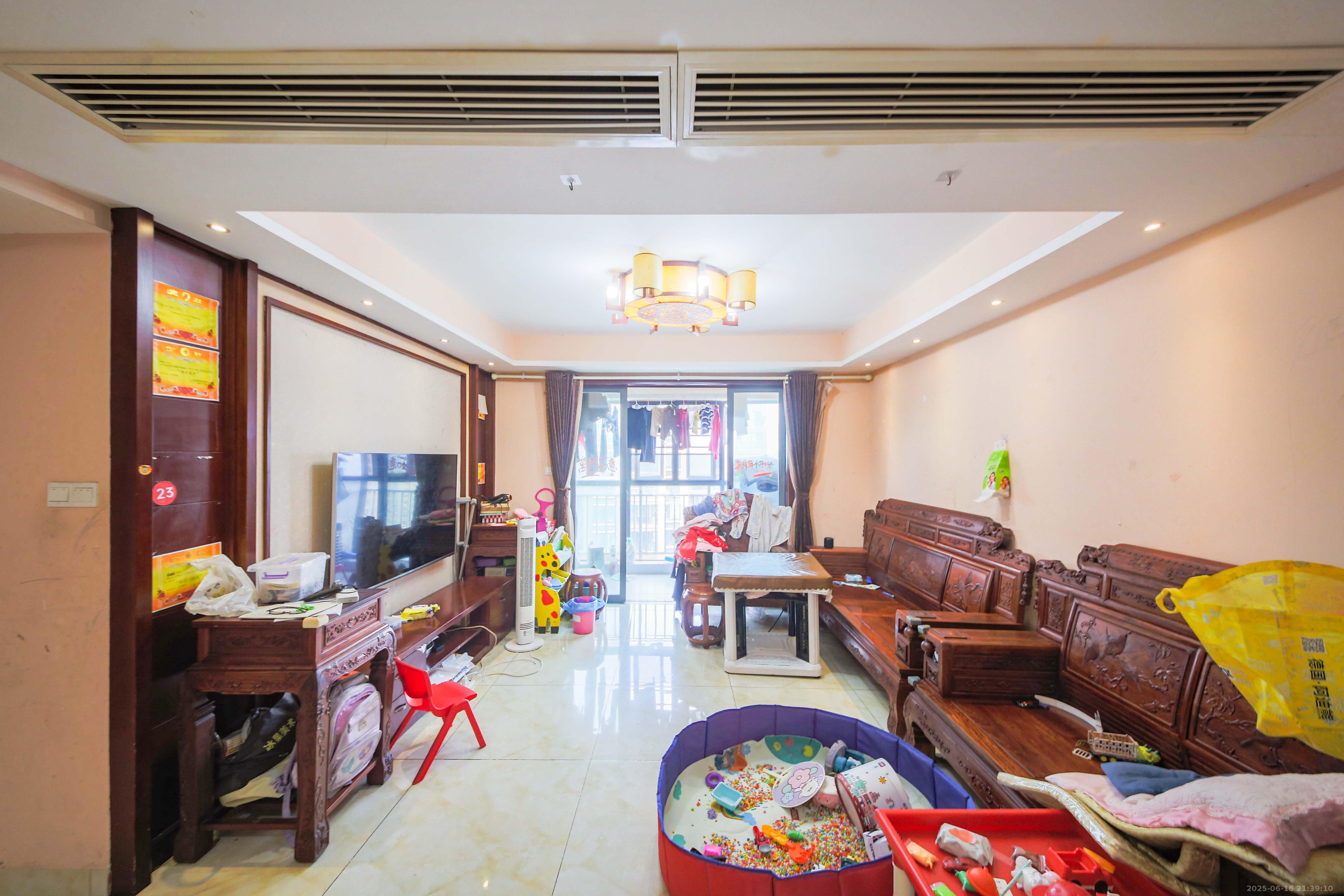 鑫远御文台一期  4室2厅2卫    115.0万 鑫远御文台一期  4室2厅2卫    115.0万客厅