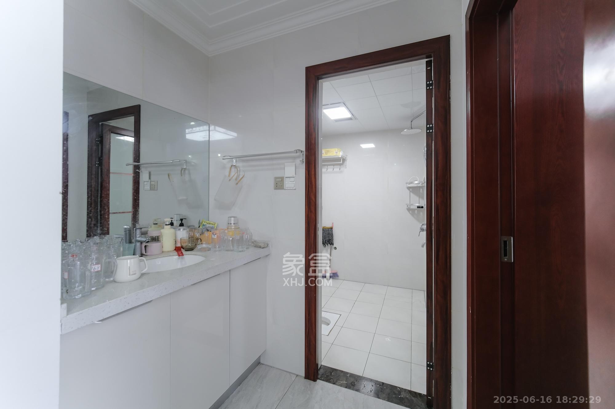 荣盛花语城  2室2厅1卫    48.8万 荣盛花语城  2室2厅1卫    48.8万卫生间