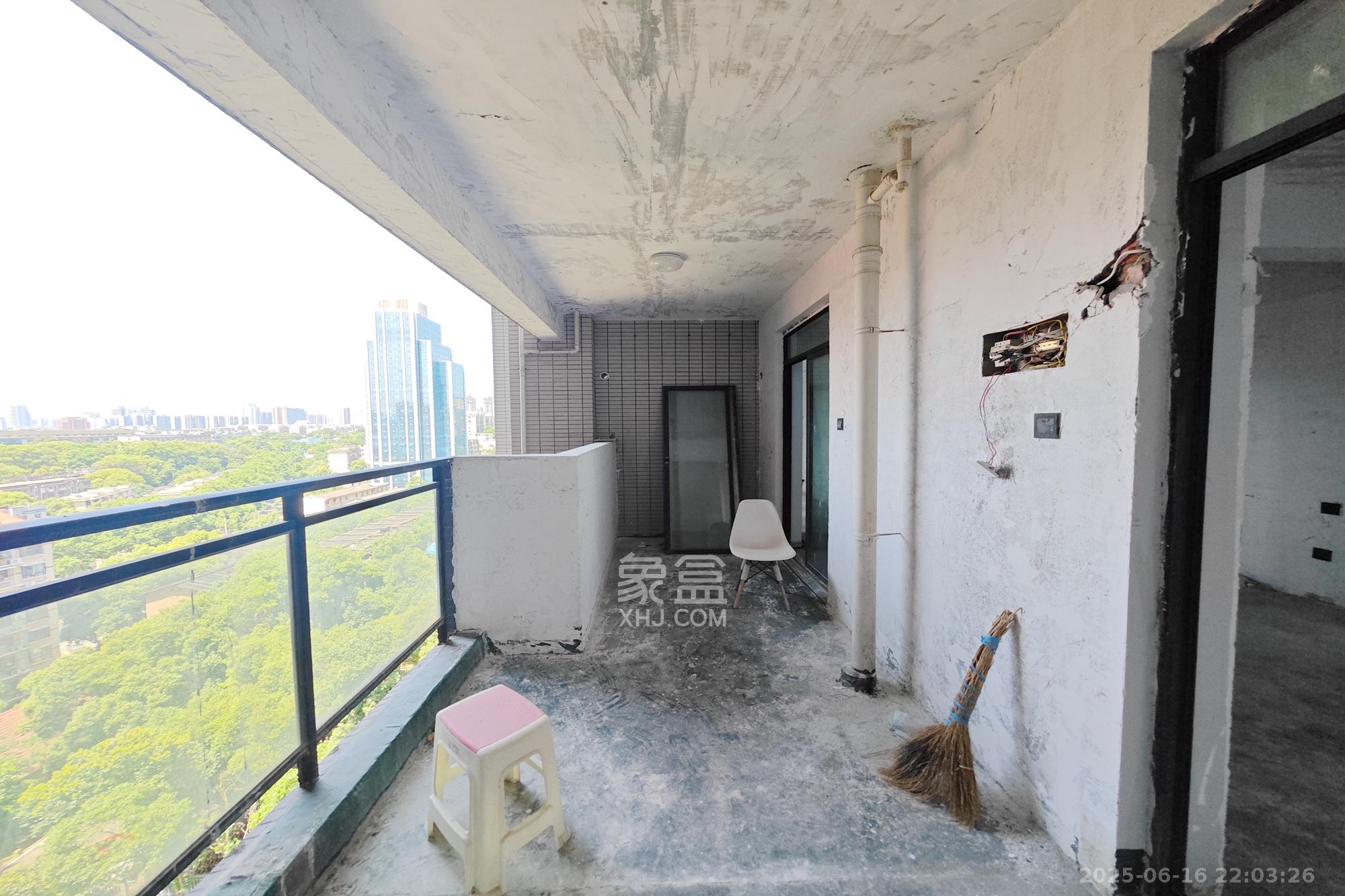 中江佳境天成 3室2厅2卫 99.8万 中江佳境天成 3室2厅2卫 99.8万阳台