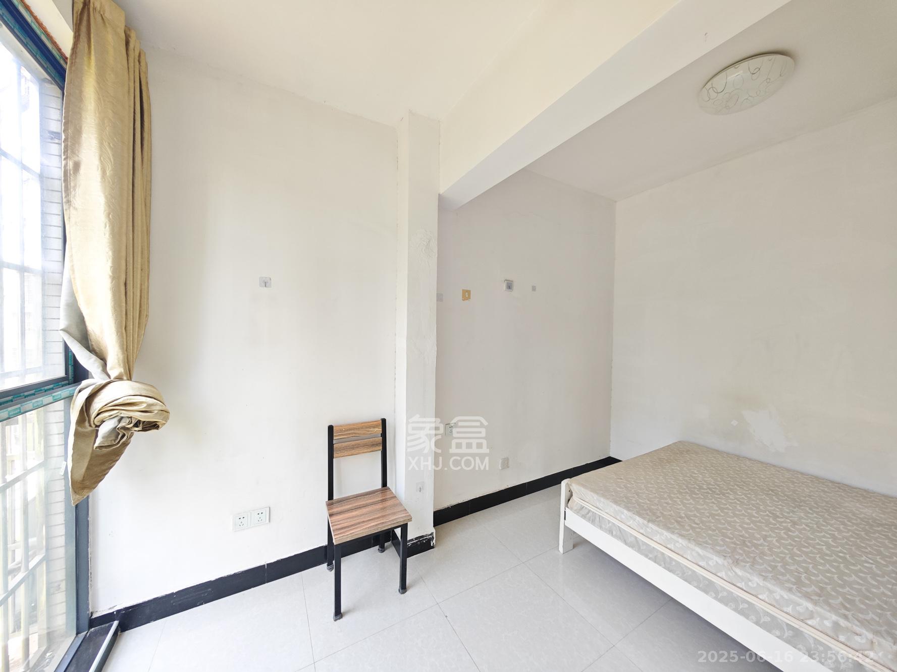 世纪桃花苑  2室2厅2卫    48.0万 世纪桃花苑  2室2厅2卫    48.0万卧室