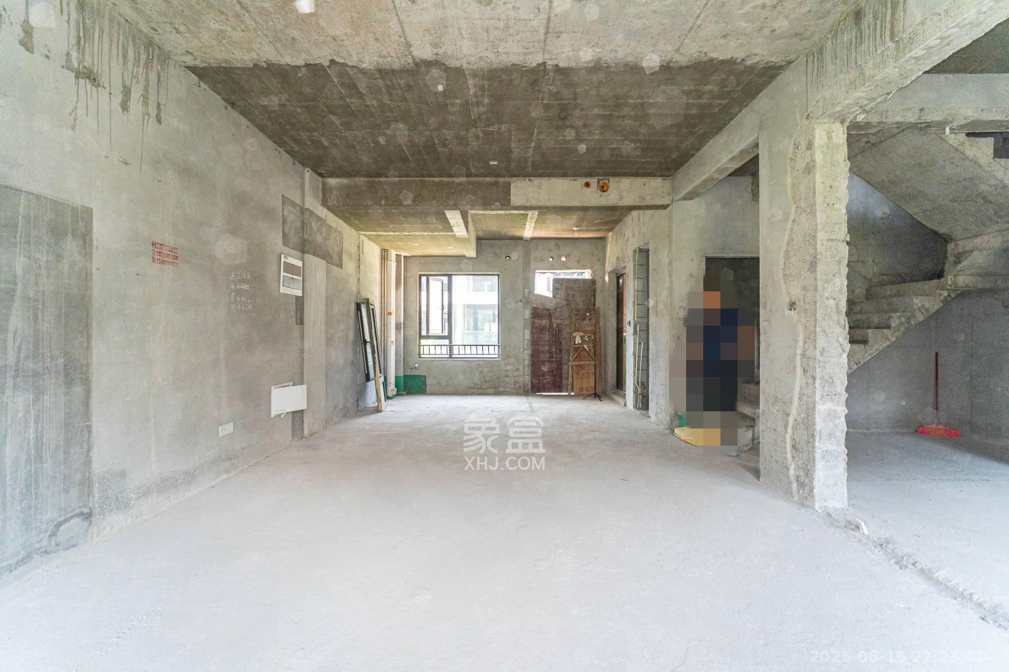 东原麓印长江C区  6室2厅4卫   318.00万客厅
