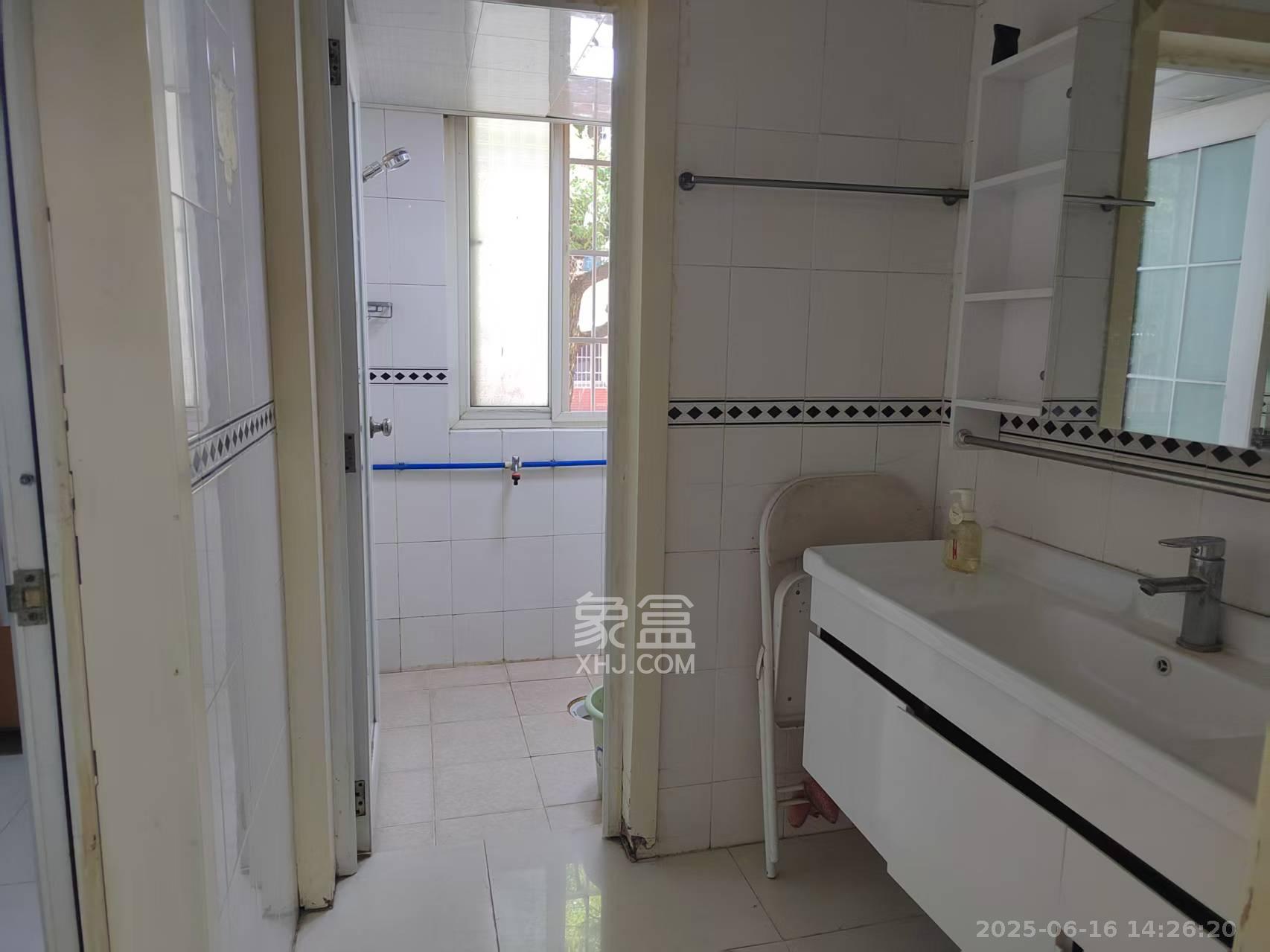 公交金盆小区  3室2厅2卫    2000.0元/月室内图