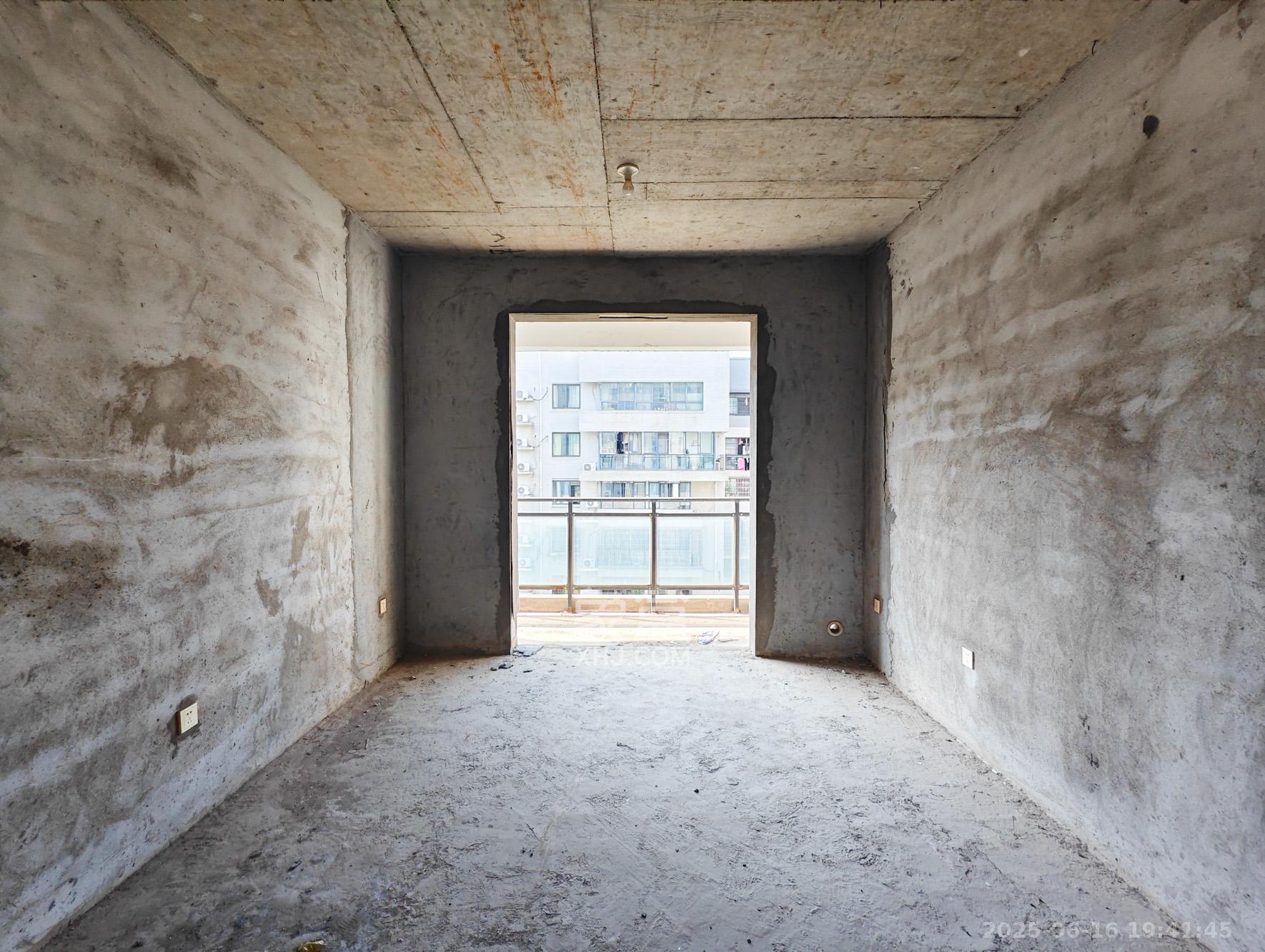 华银天际 4室2厅2卫 88.0万 华银天际 4室2厅2卫 88.0万客厅