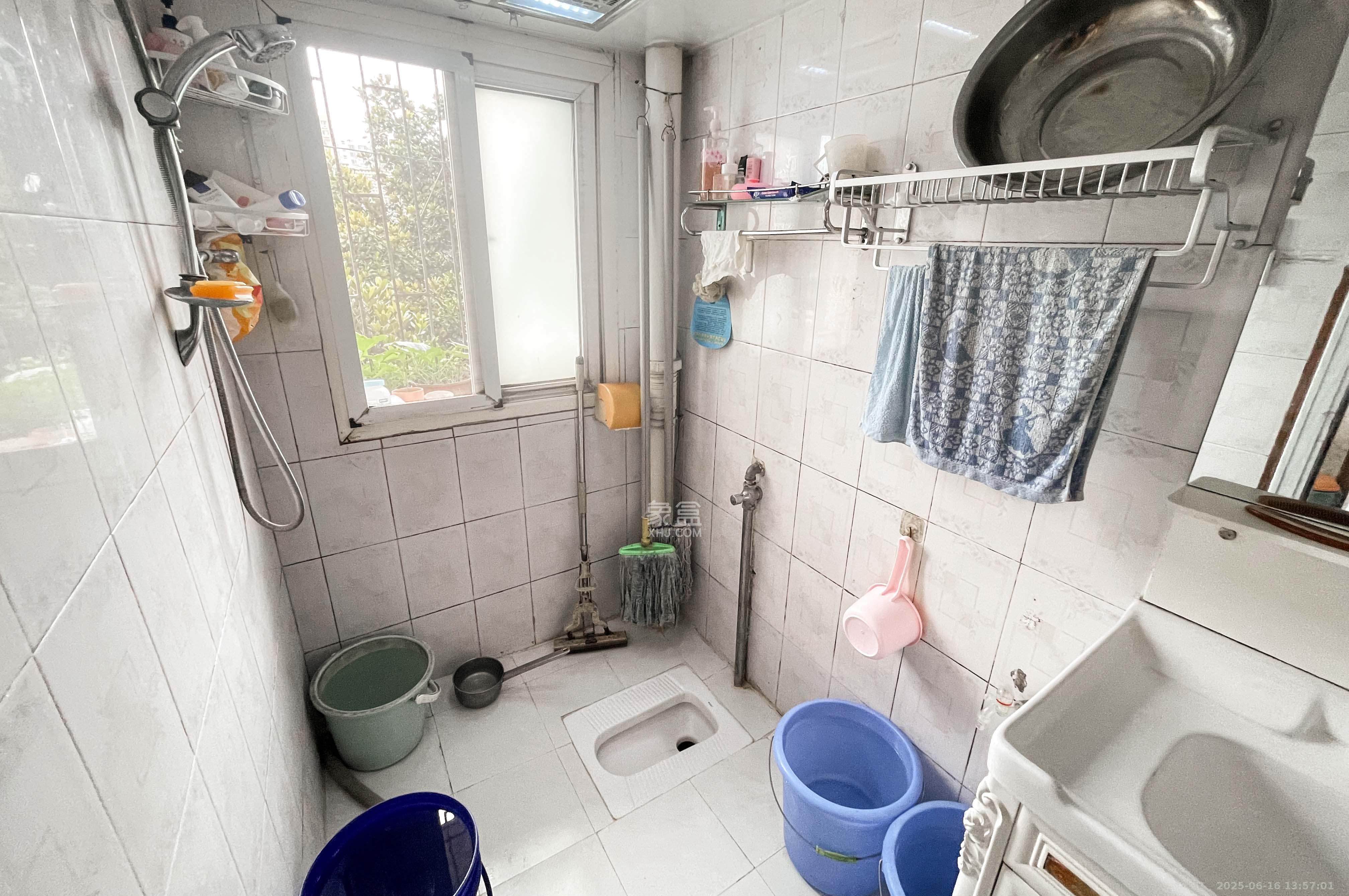 安塑宿舍 4室2厅2卫 86.0万 安塑宿舍 4室2厅2卫 86.0万卫生间