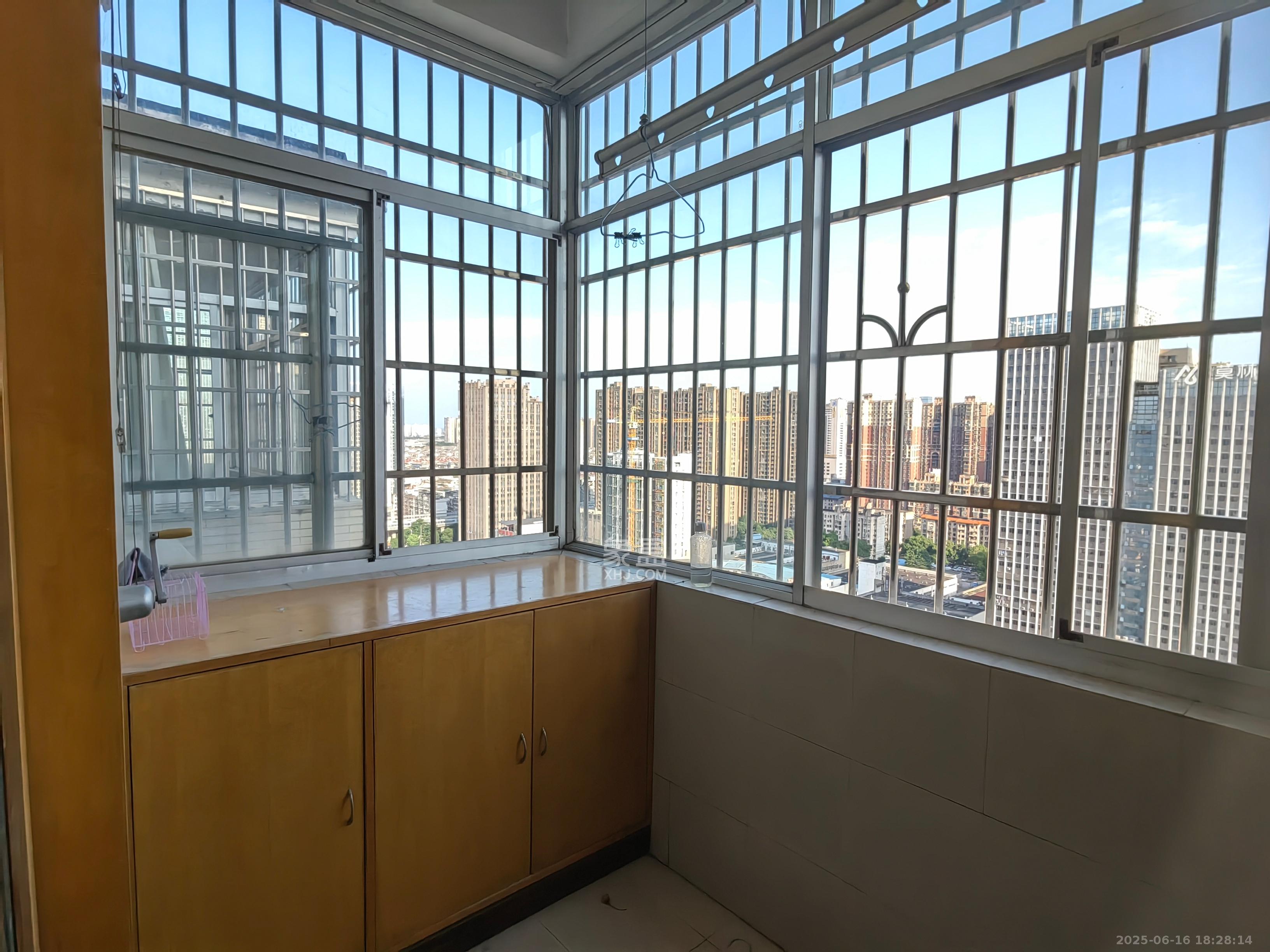 雄踞都市东家  2室2厅2卫    2200.0元/月室内图