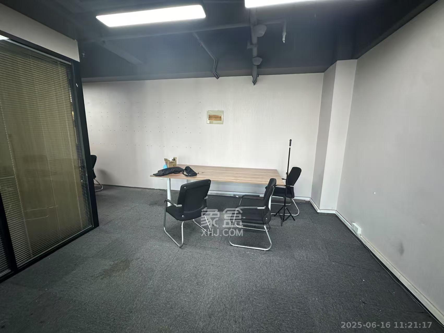 奥克斯广场   115.86㎡      7000.0元/月室内图