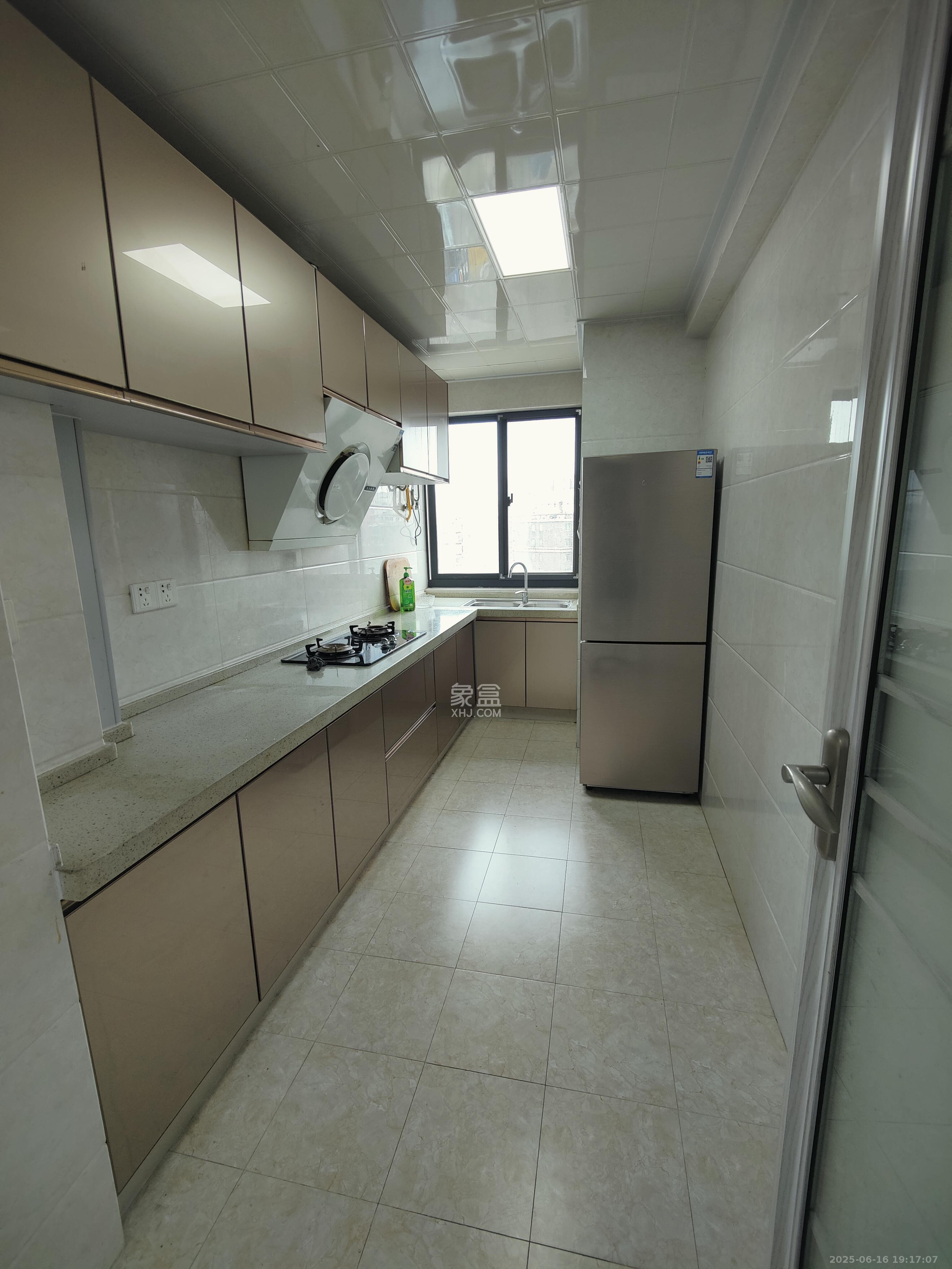 山水湾 3室2厅1卫 2200.0元/月 山水湾 3室2厅1卫 2200.0元/月室内图