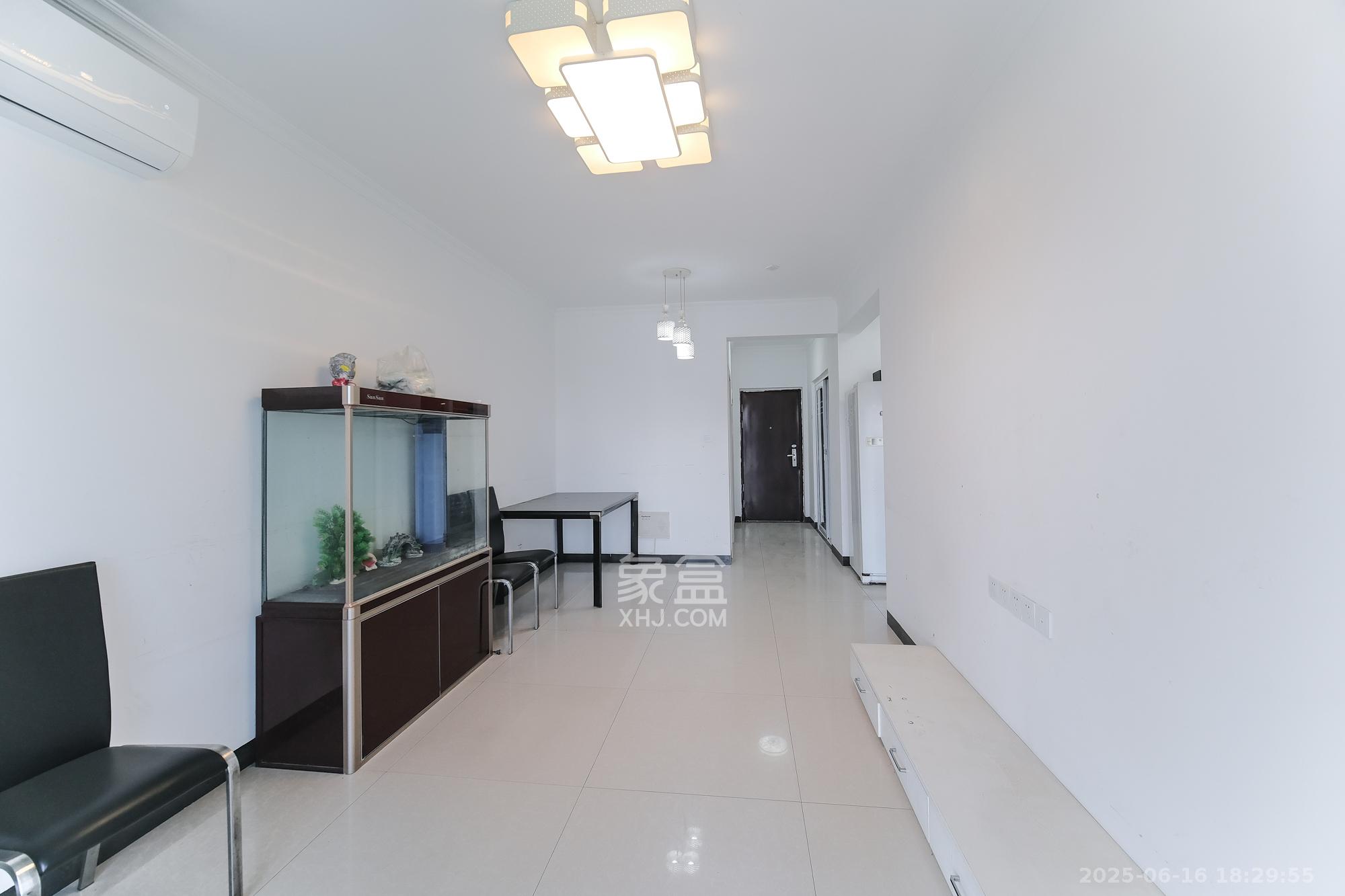 荣盛花语城 2室2厅1卫 50.0万 荣盛花语城 2室2厅1卫 50.0万客厅