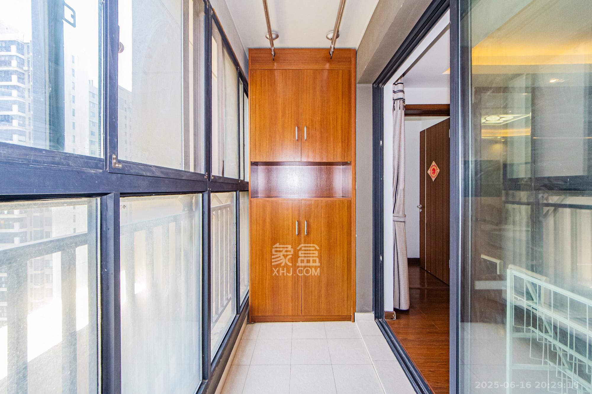 万科城  3室2厅1卫   79.00万阳台
