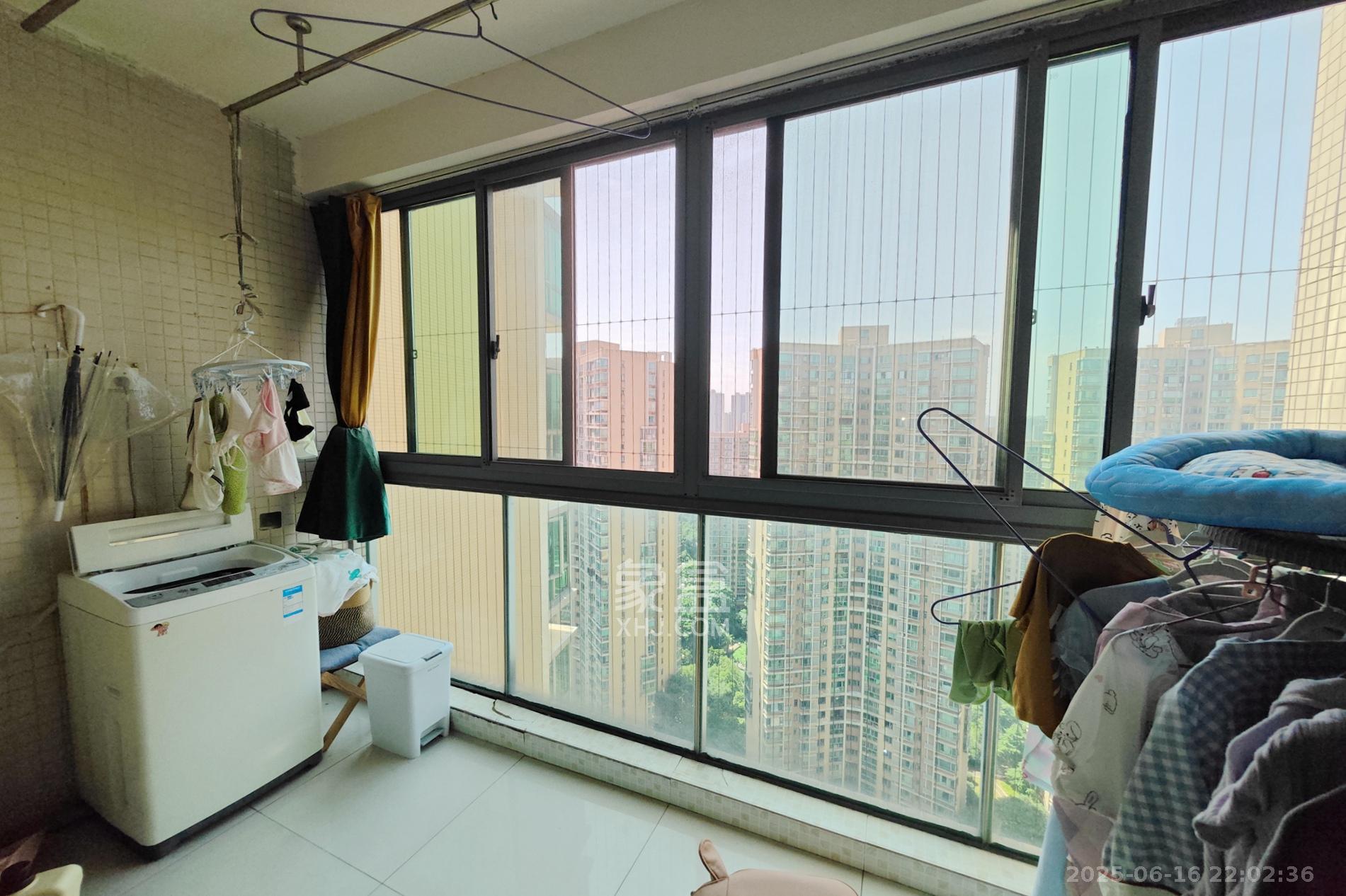 新城新世界一二三期  3室2厅1卫    89.0万阳台