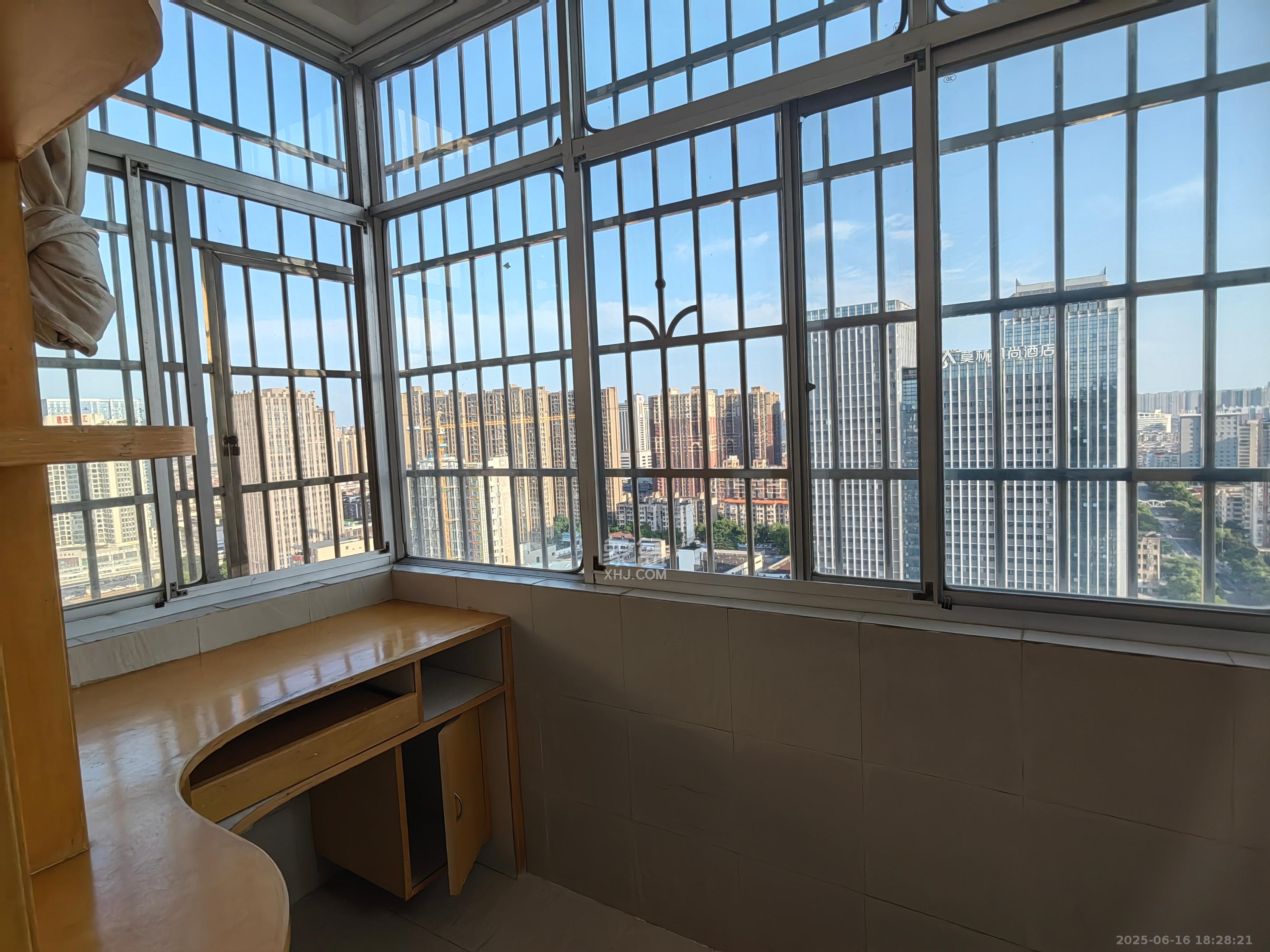 雄踞都市东家  2室2厅2卫    2200.0元/月室内图