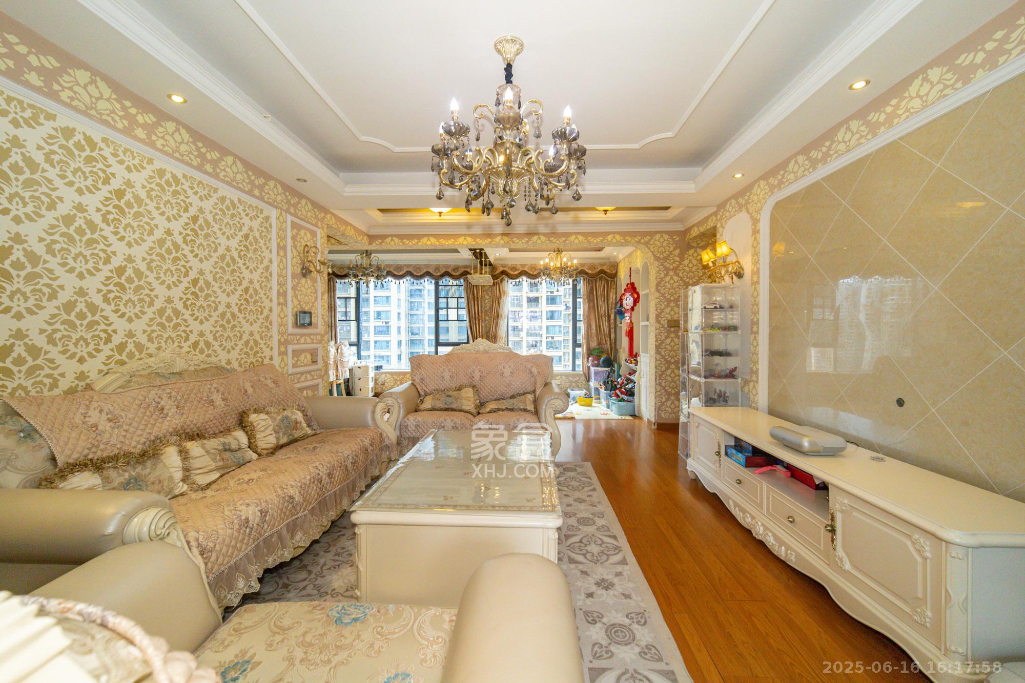 方略城市广场  4室2厅2卫    99.8万 方略城市广场  4室2厅2卫    99.8万客厅