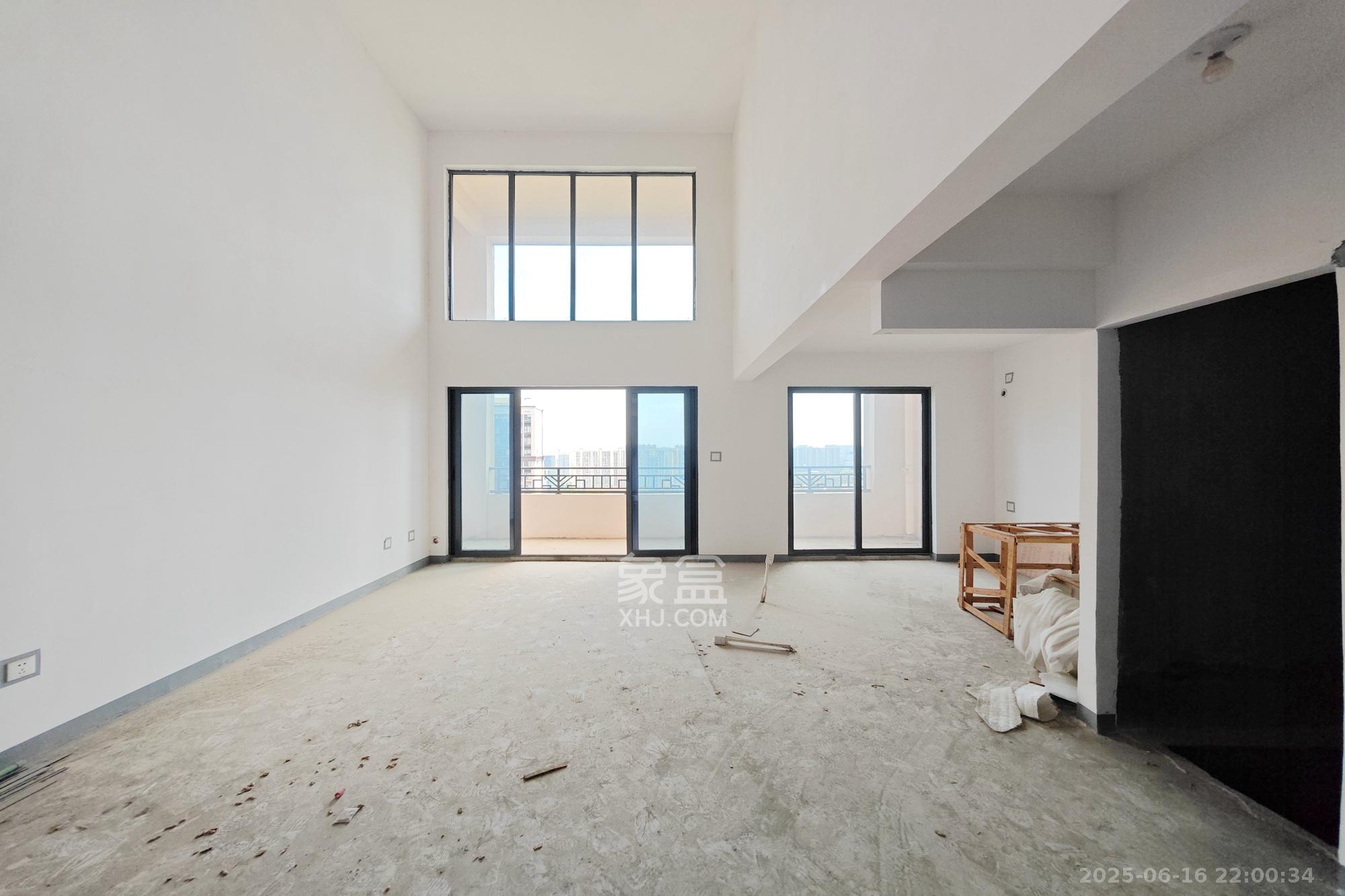 建发中央悦府  4室2厅2卫   176.00万客厅