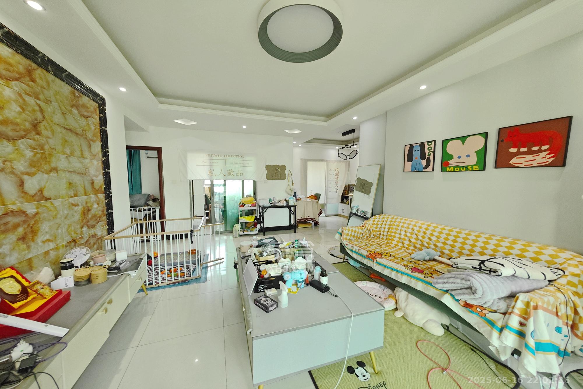 新城新世界一二三期  3室2厅1卫    89.0万客厅