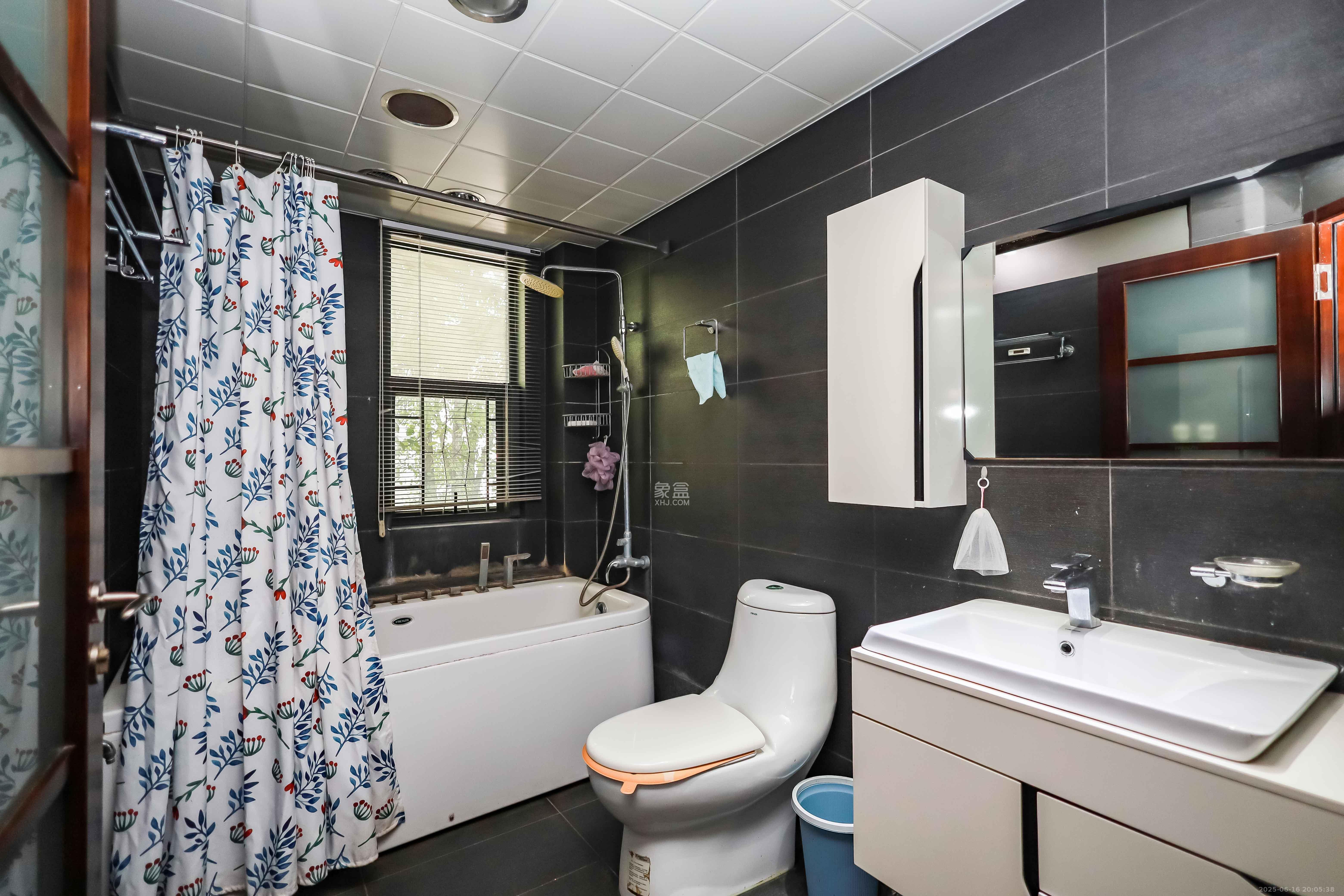 金科东方大院三四期 4室2厅2卫 138.0万 金科东方大院三四期 4室2厅2卫 138.0万卫生间