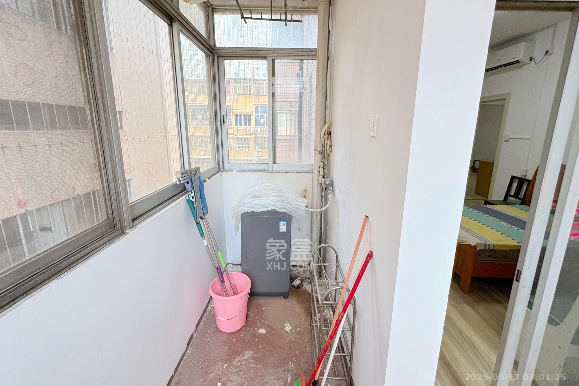 华天大酒店宿舍楼 2室1厅1卫 96.0万 华天大酒店宿舍楼 2室1厅1卫 96.0万阳台