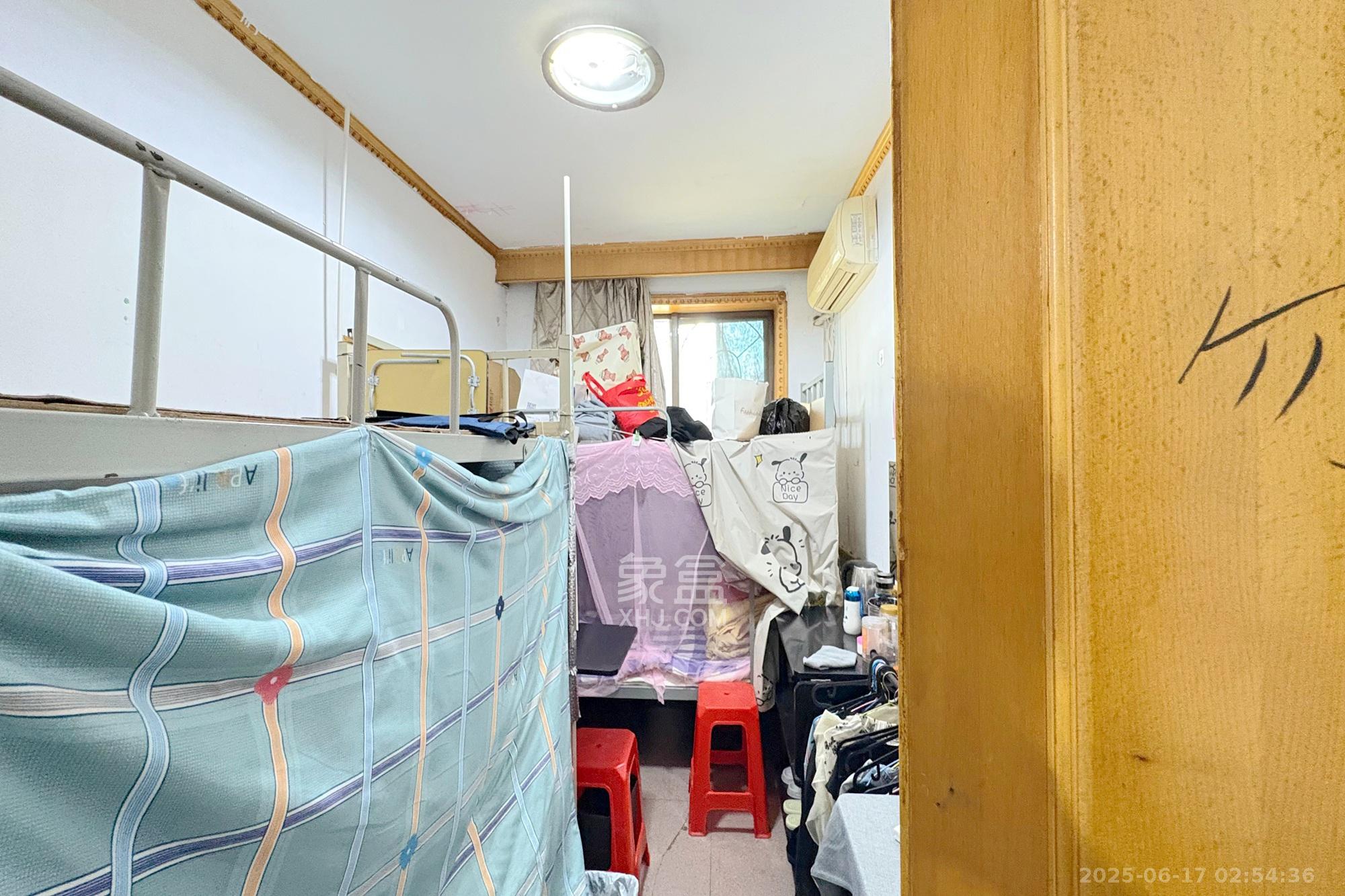 芙蓉广场农行单位宿舍  4室2厅1卫   95.00万卧室