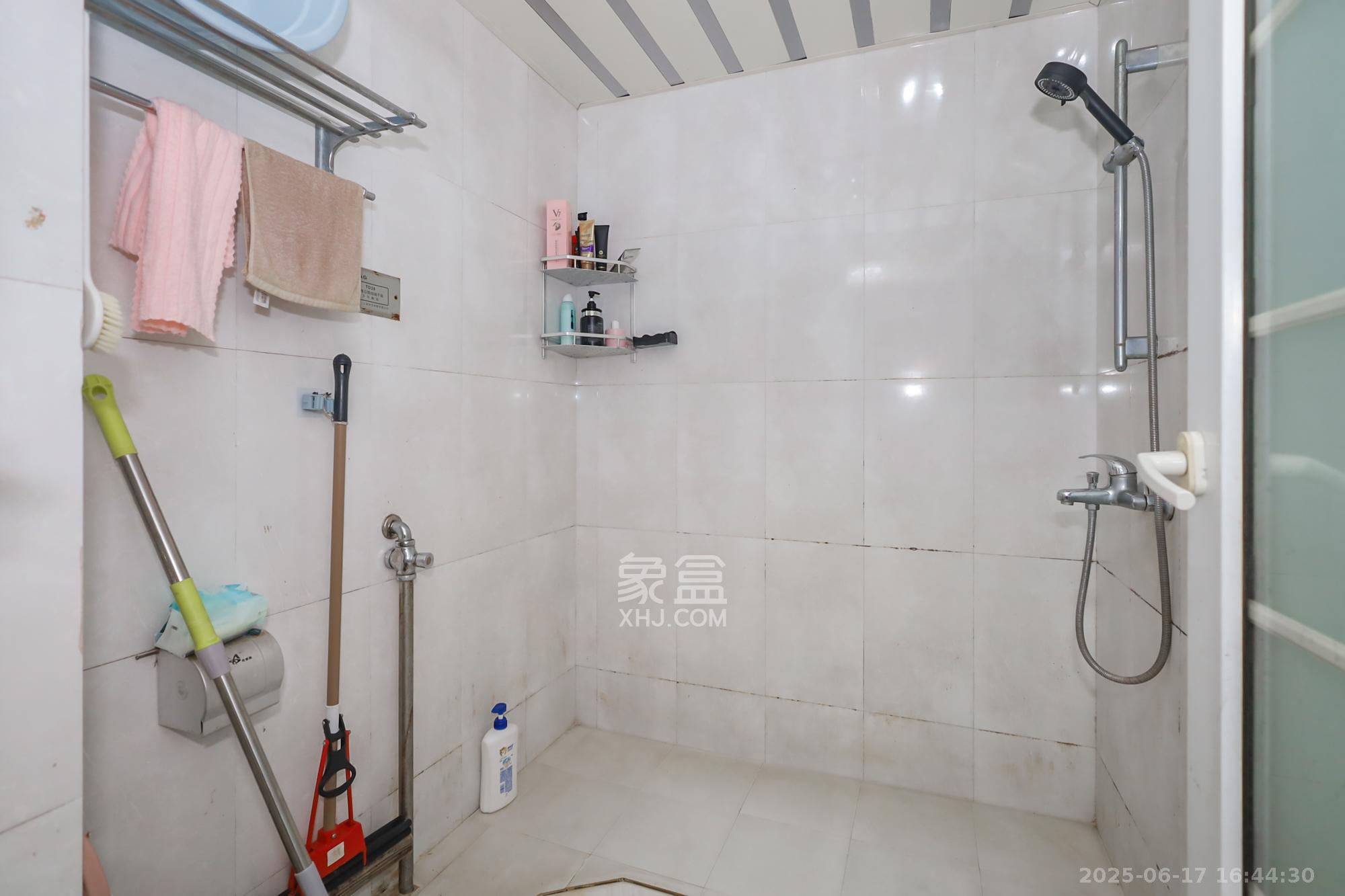 江岸景苑  4室2厅1卫    208.0万 江岸景苑  4室2厅1卫    208.0万卫生间