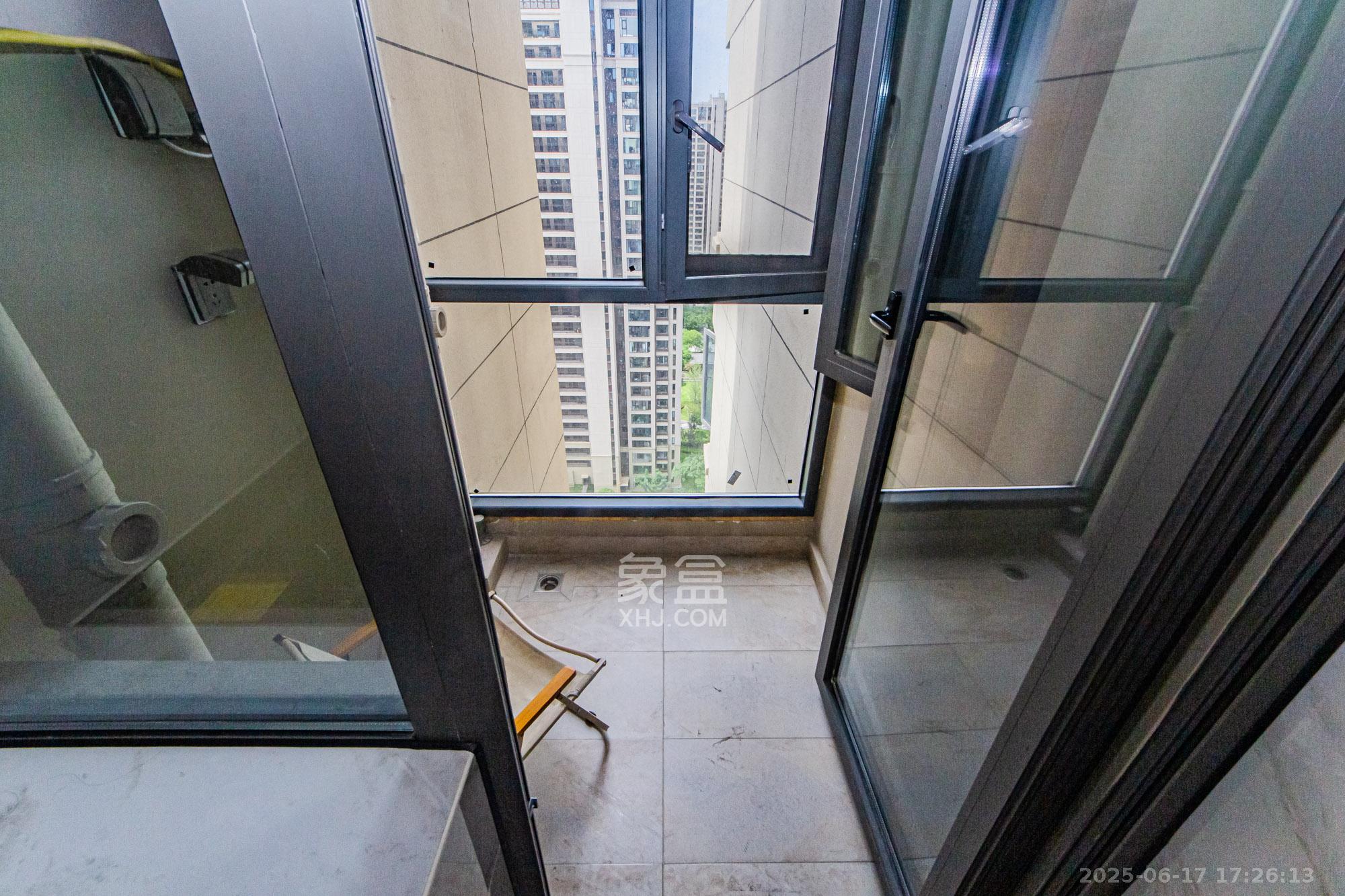 长房雍景湾 3室2厅2卫 123.0万 长房雍景湾 3室2厅2卫 123.0万阳台