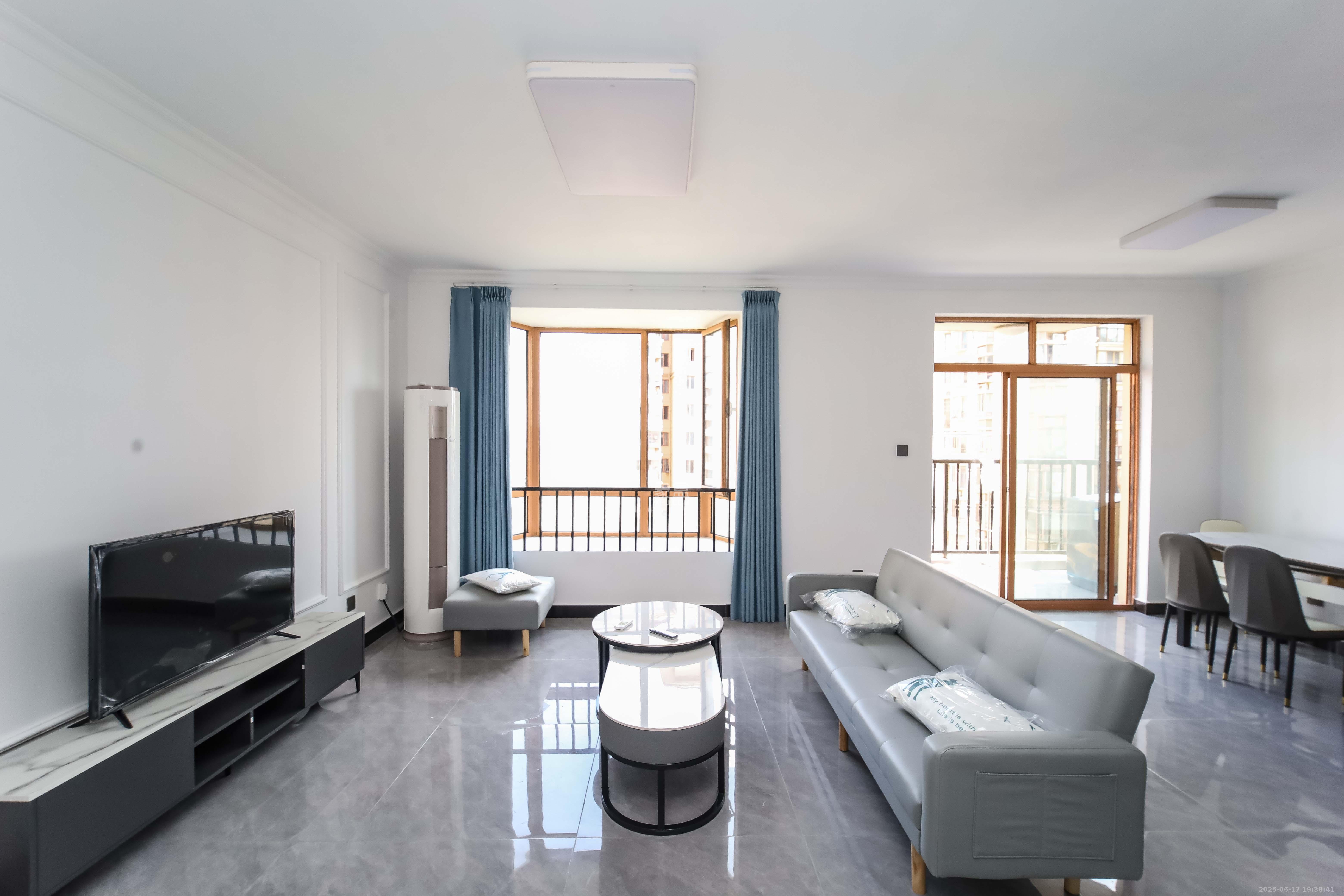 世嘉国际华城 2室2厅2卫 96.8万 世嘉国际华城 2室2厅2卫 96.8万客厅