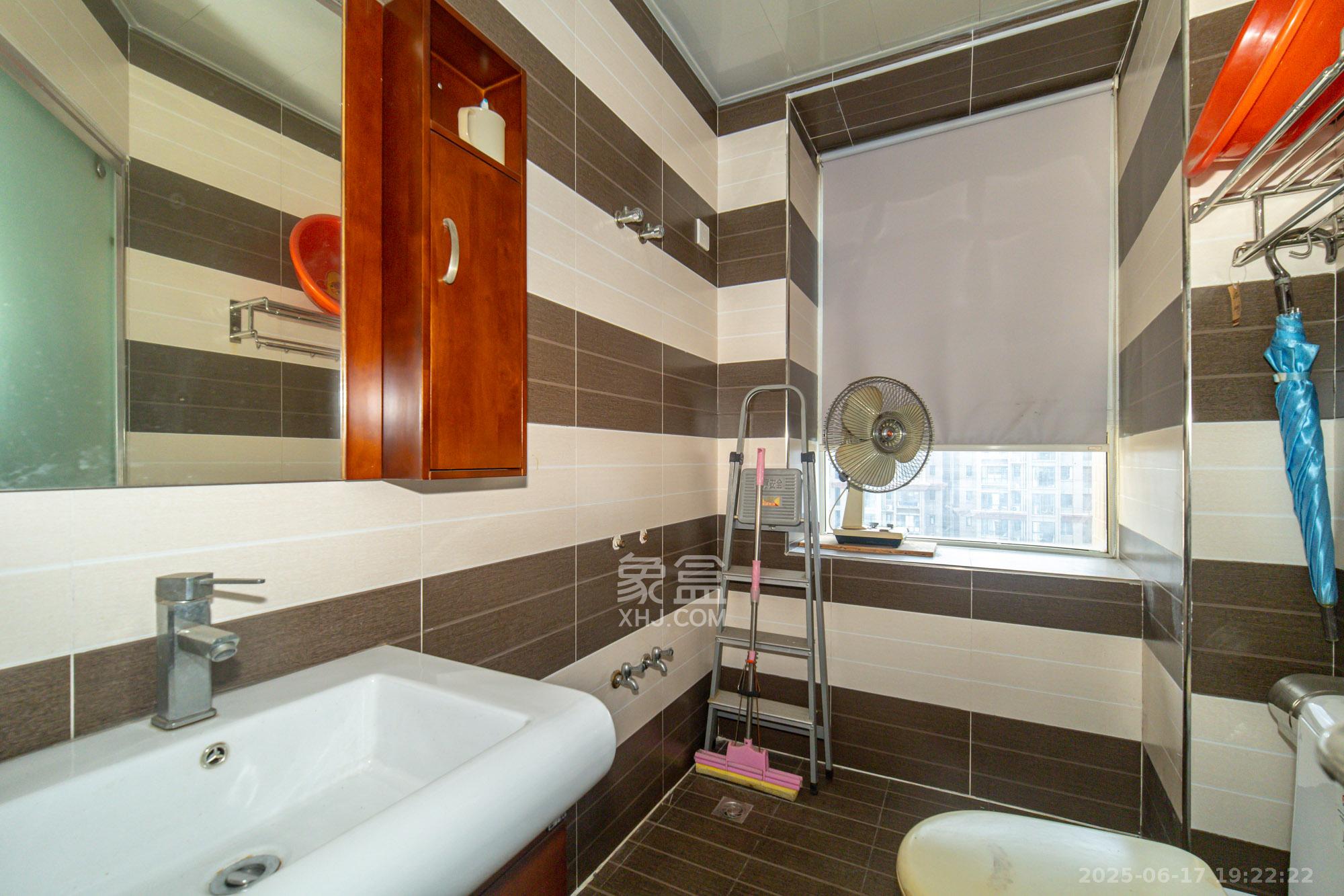 爱琴海岸 3室2厅2卫 80.0万 爱琴海岸 3室2厅2卫 80.0万卫生间