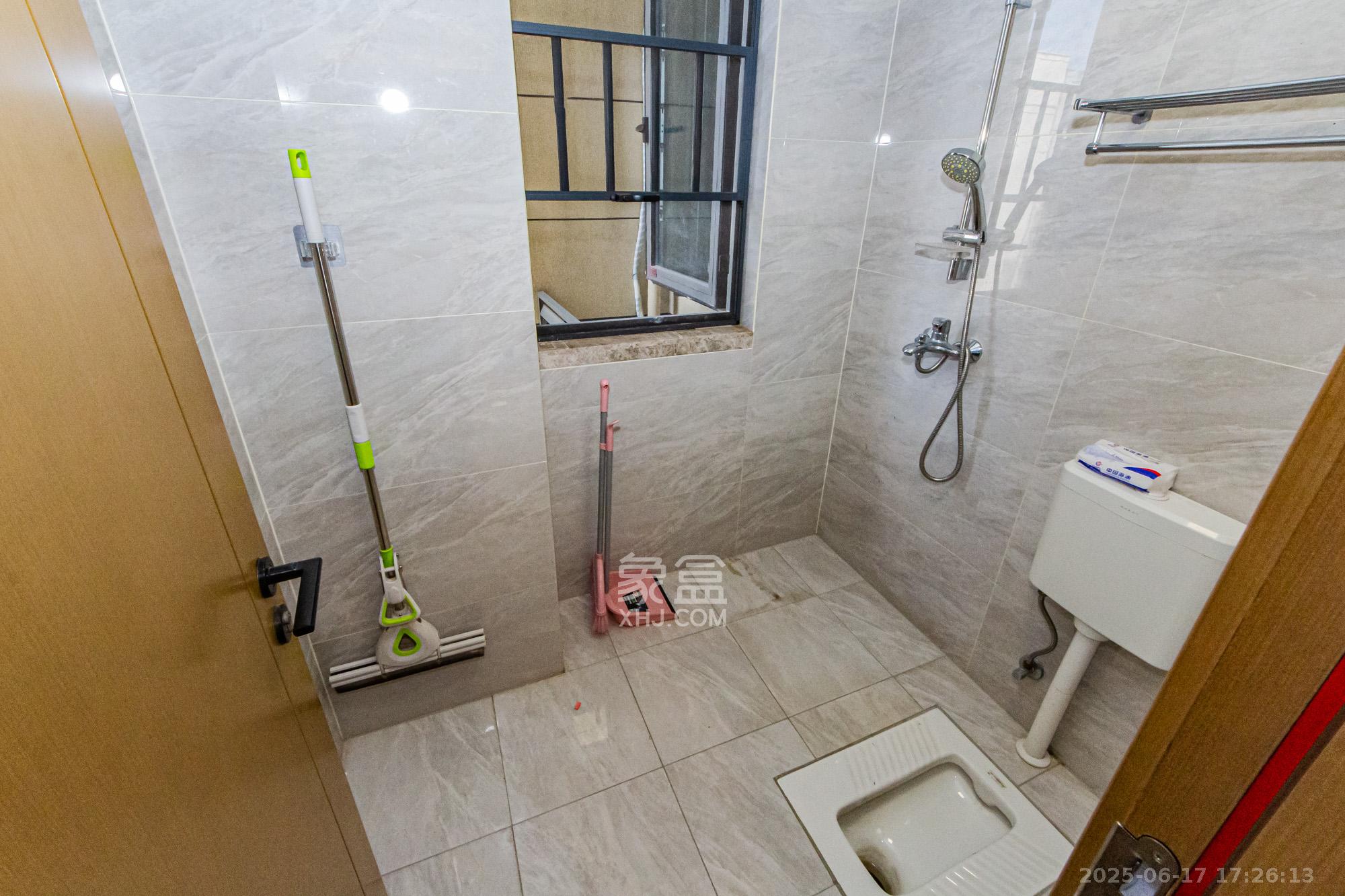 长房雍景湾 3室2厅2卫 123.0万 长房雍景湾 3室2厅2卫 123.0万卫生间