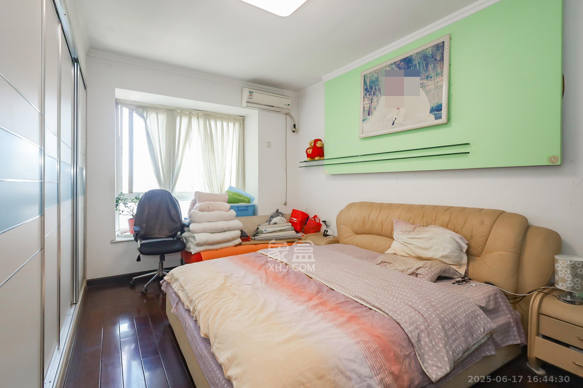 江岸景苑  4室2厅1卫    208.0万卧室