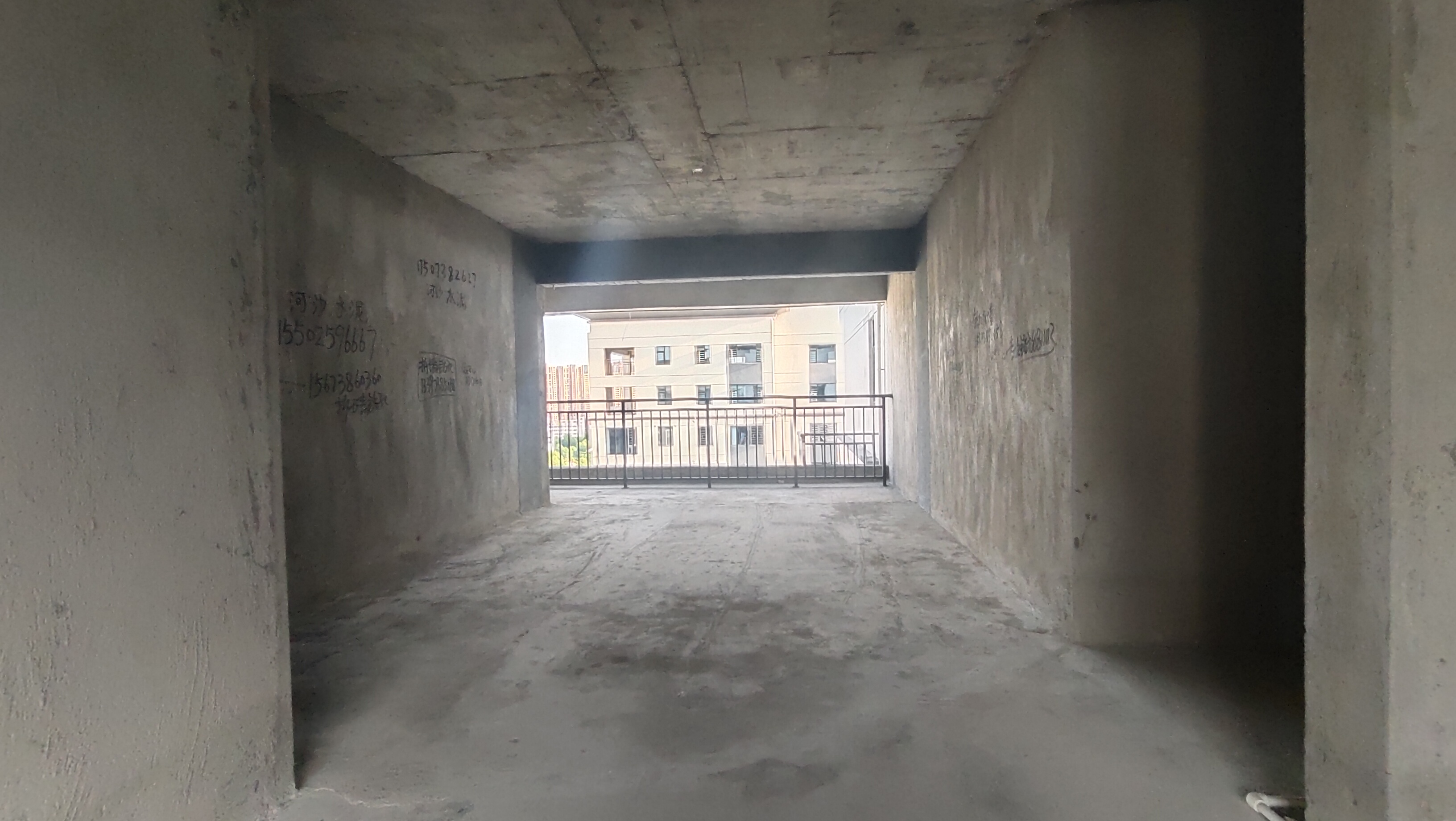 青春里-铂樾府 5室2厅2卫 92.8万 青春里-铂樾府 5室2厅2卫 92.8万客厅