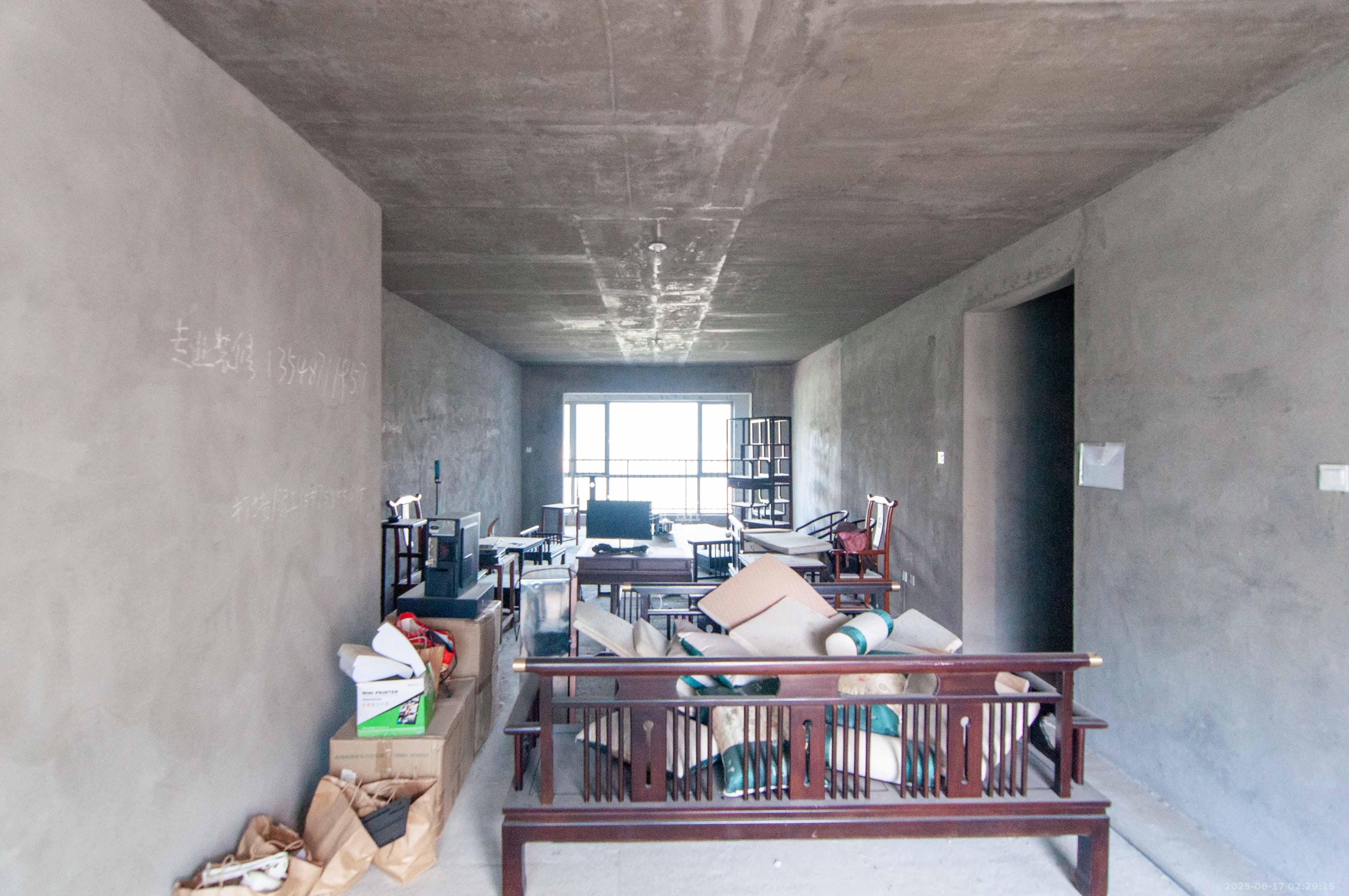 恩瑞御西湖 4室2厅3卫 310.0万 恩瑞御西湖 4室2厅3卫 310.0万客厅