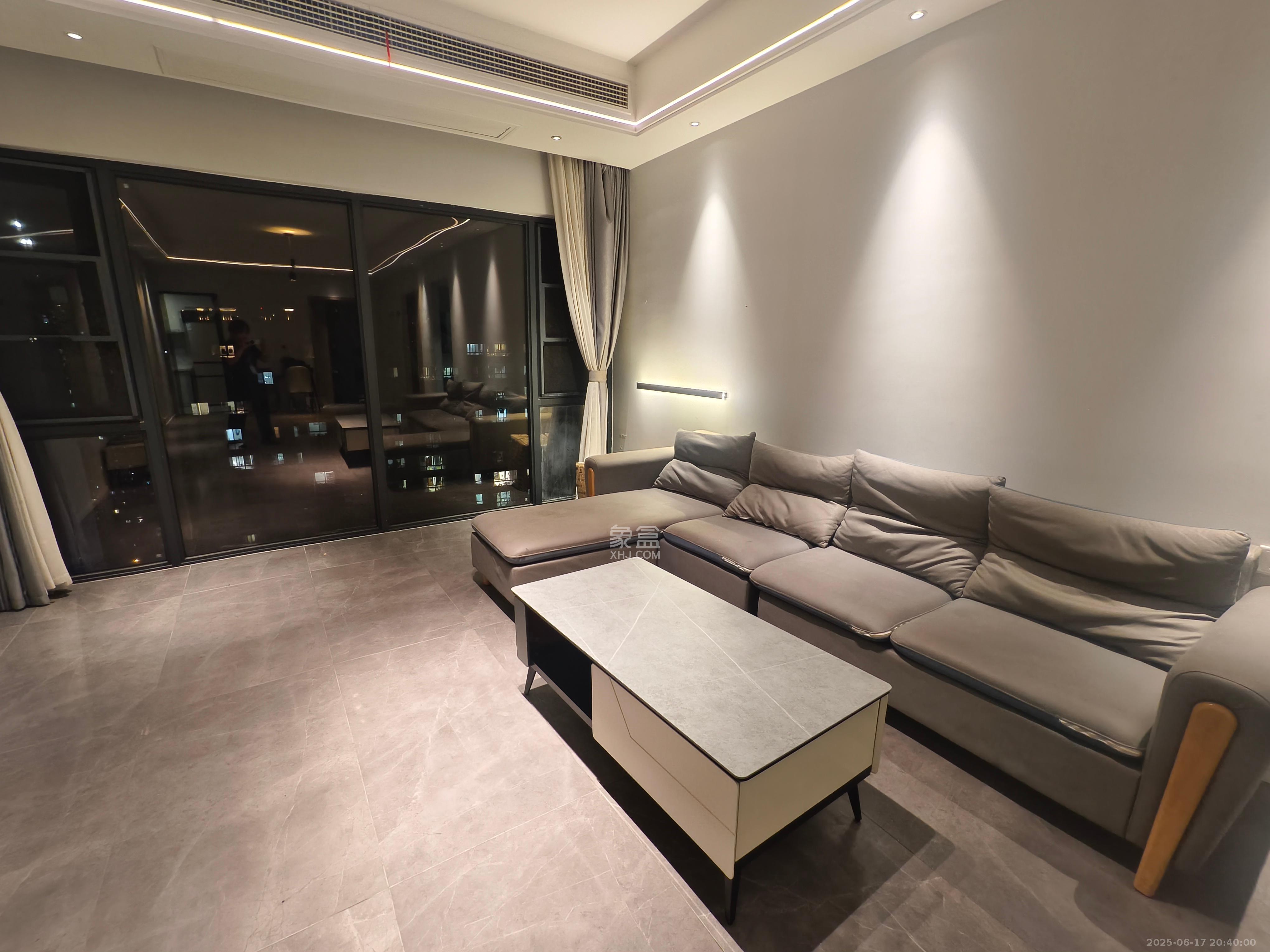 好莱城(弘德西街) 4室2厅2卫 3300.0元/月 好莱城(弘德西街) 4室2厅2卫 3300.0元/月室内图