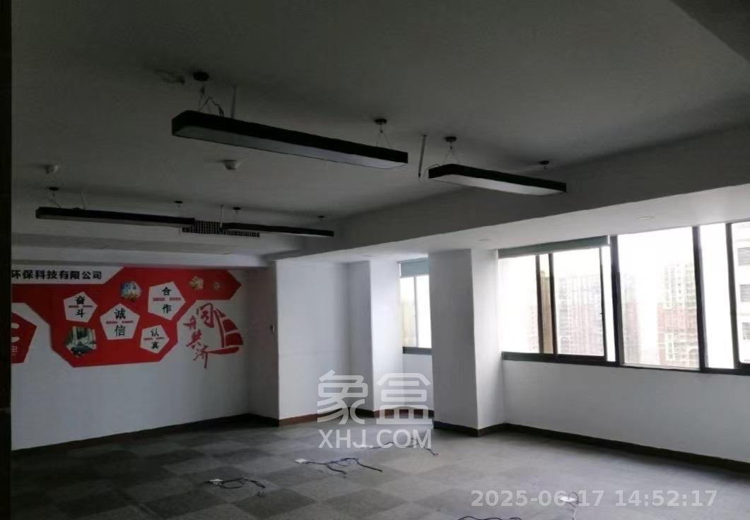 东方芙蓉  3室1厅1卫    7500.0元/月