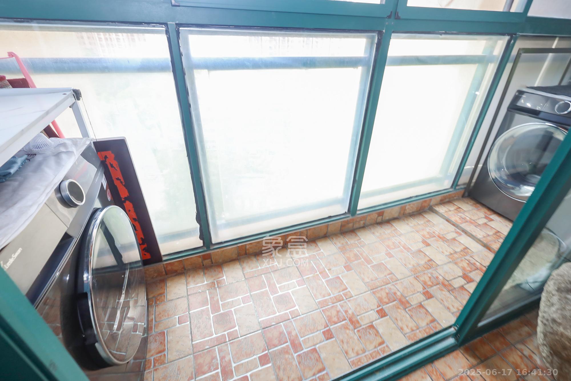 滨江金座 3室2厅2卫 129.8万 滨江金座 3室2厅2卫 129.8万阳台