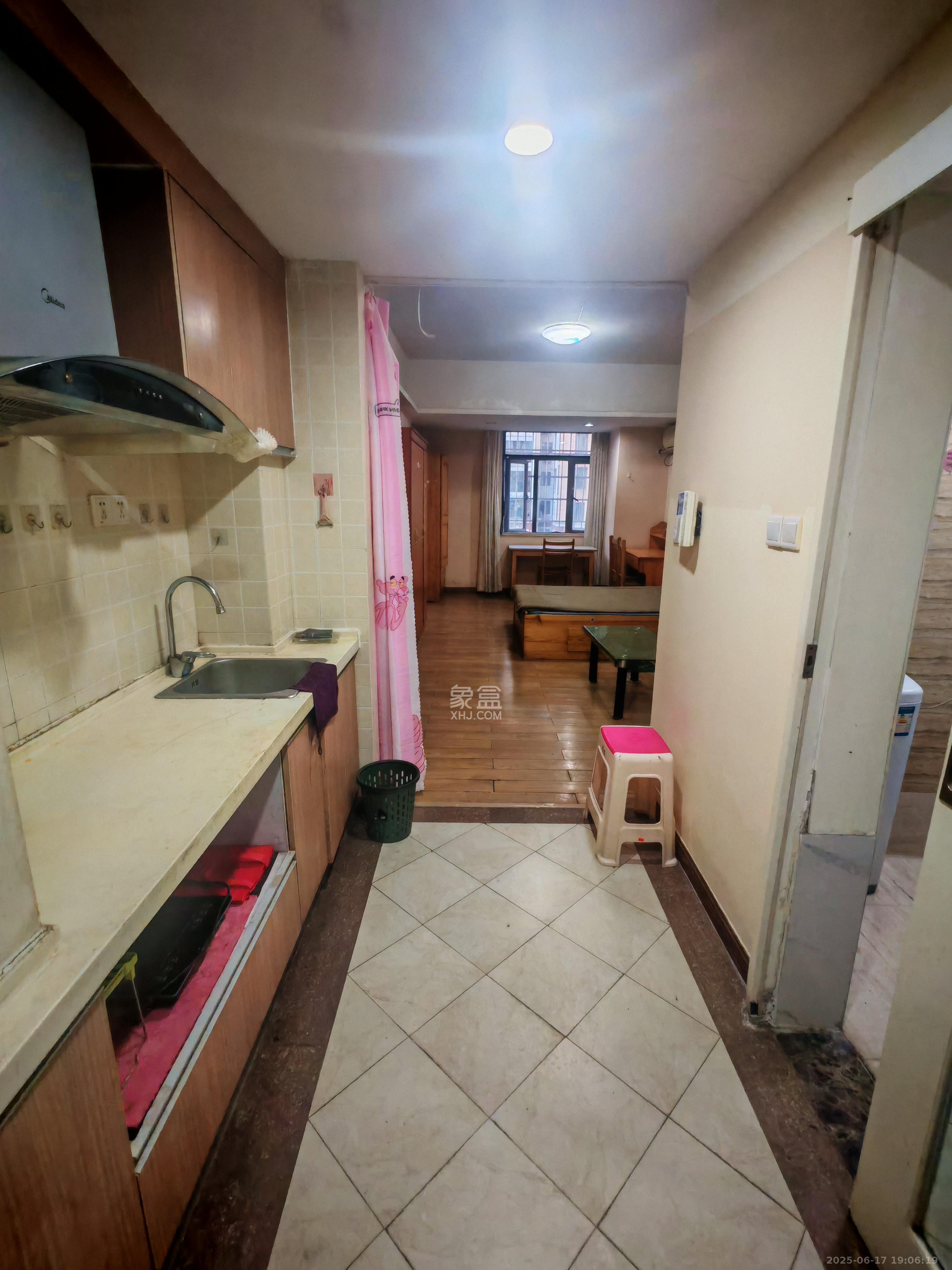 米兰春天  1室1厅1卫    1100.0元/月 米兰春天  1室1厅1卫    1100.0元/月