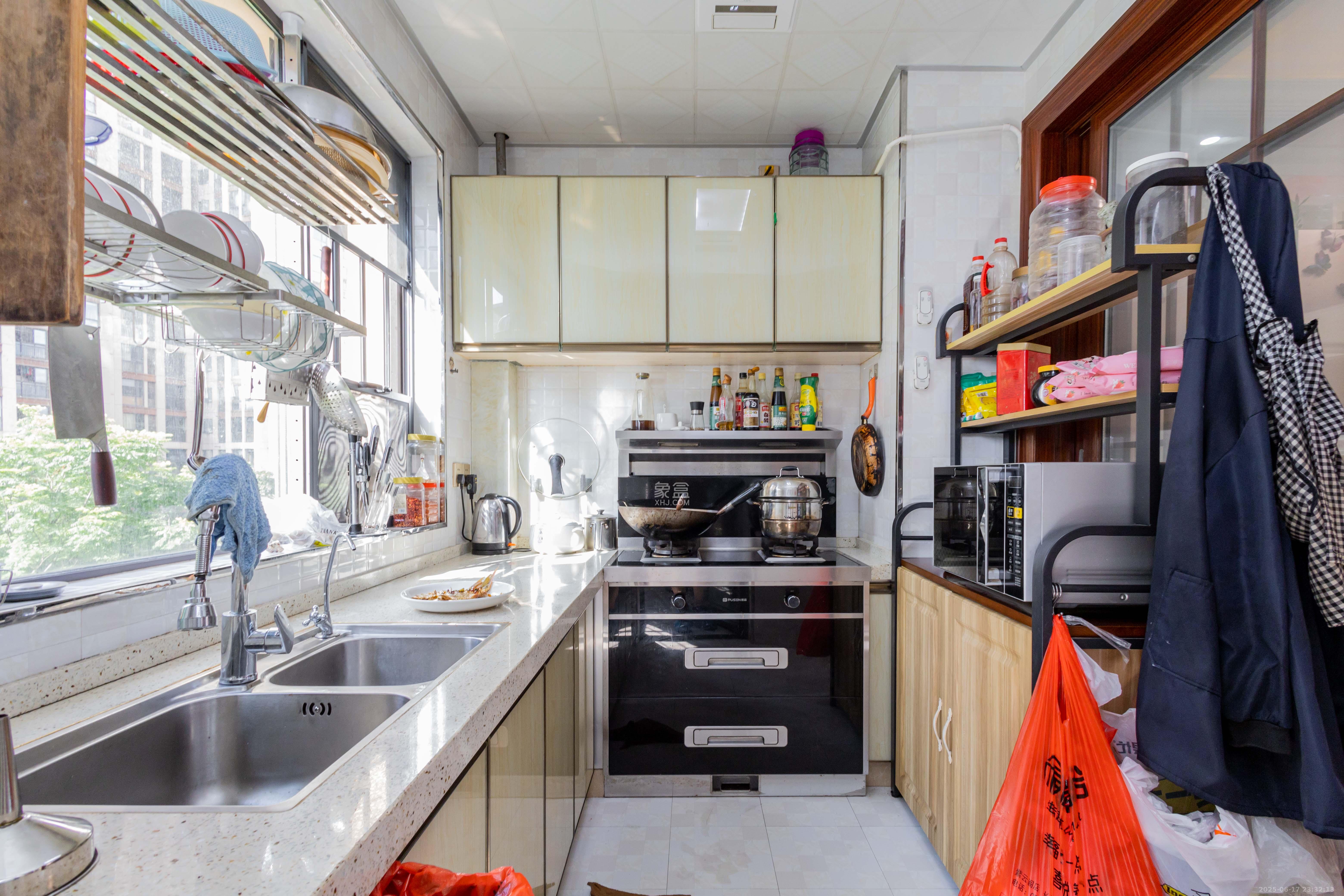 旭辉华庭  3室2厅2卫    70.8万厨房