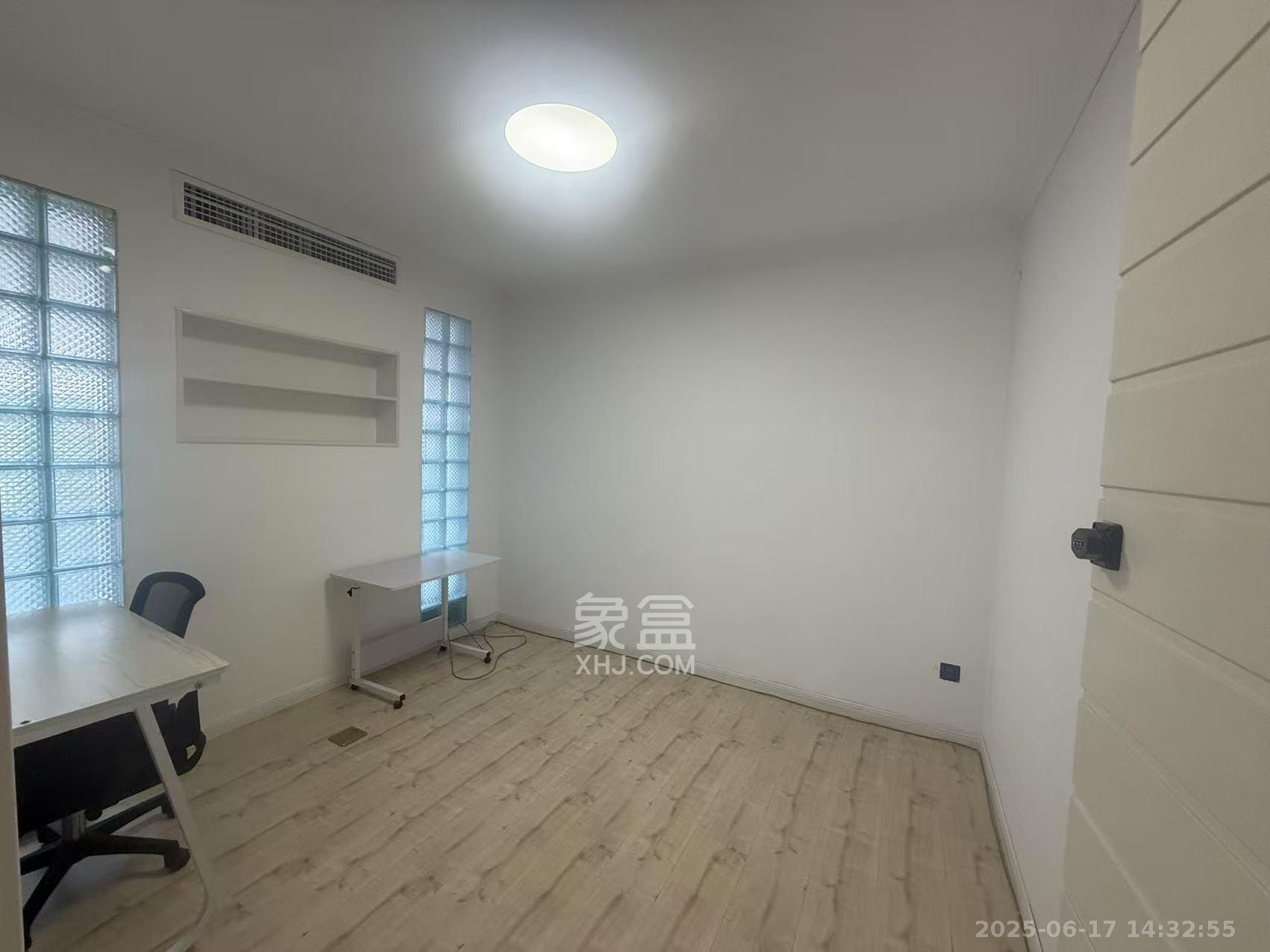 藏珑湖上国际花园 5室2厅3卫 7500.0元/月 藏珑湖上国际花园 5室2厅3卫 7500.0元/月室内图