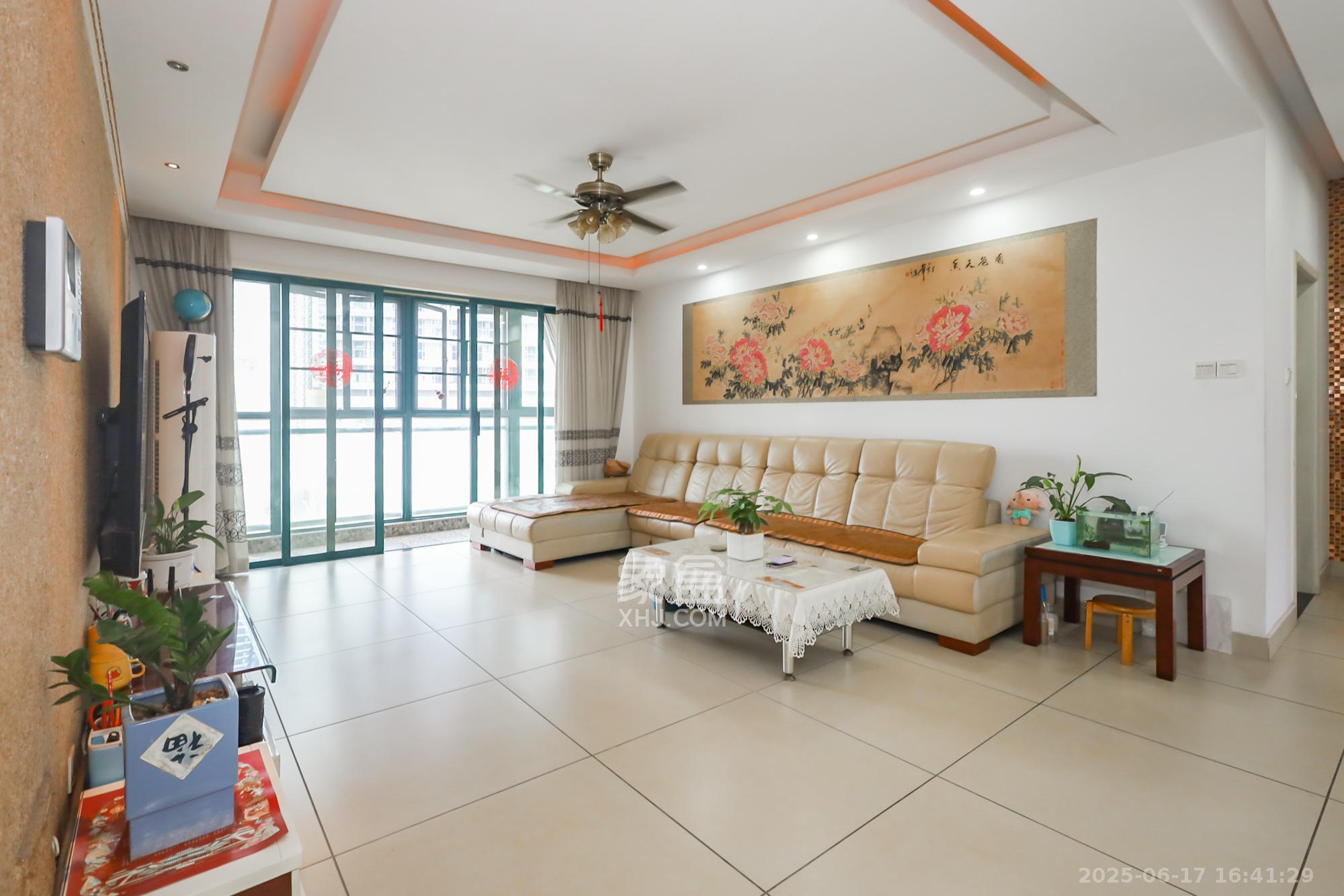 滨江金座 3室2厅2卫 129.8万 滨江金座 3室2厅2卫 129.8万客厅