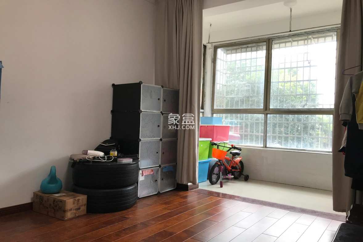 市安监住宅小区(应急管理局)  4室2厅2卫    155.0万 市安监住宅小区(应急管理局)  4室2厅2卫    155.0万客厅