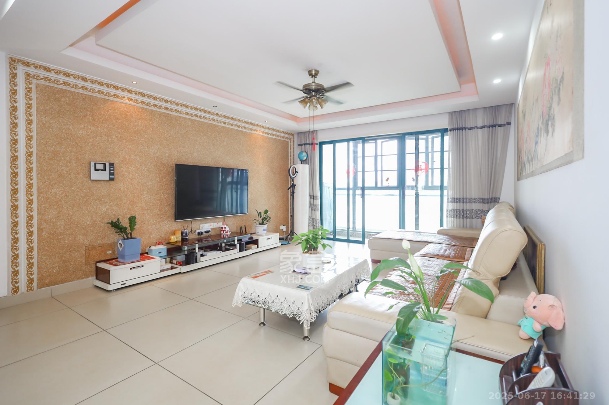 滨江金座 3室2厅2卫 129.8万 滨江金座 3室2厅2卫 129.8万客厅