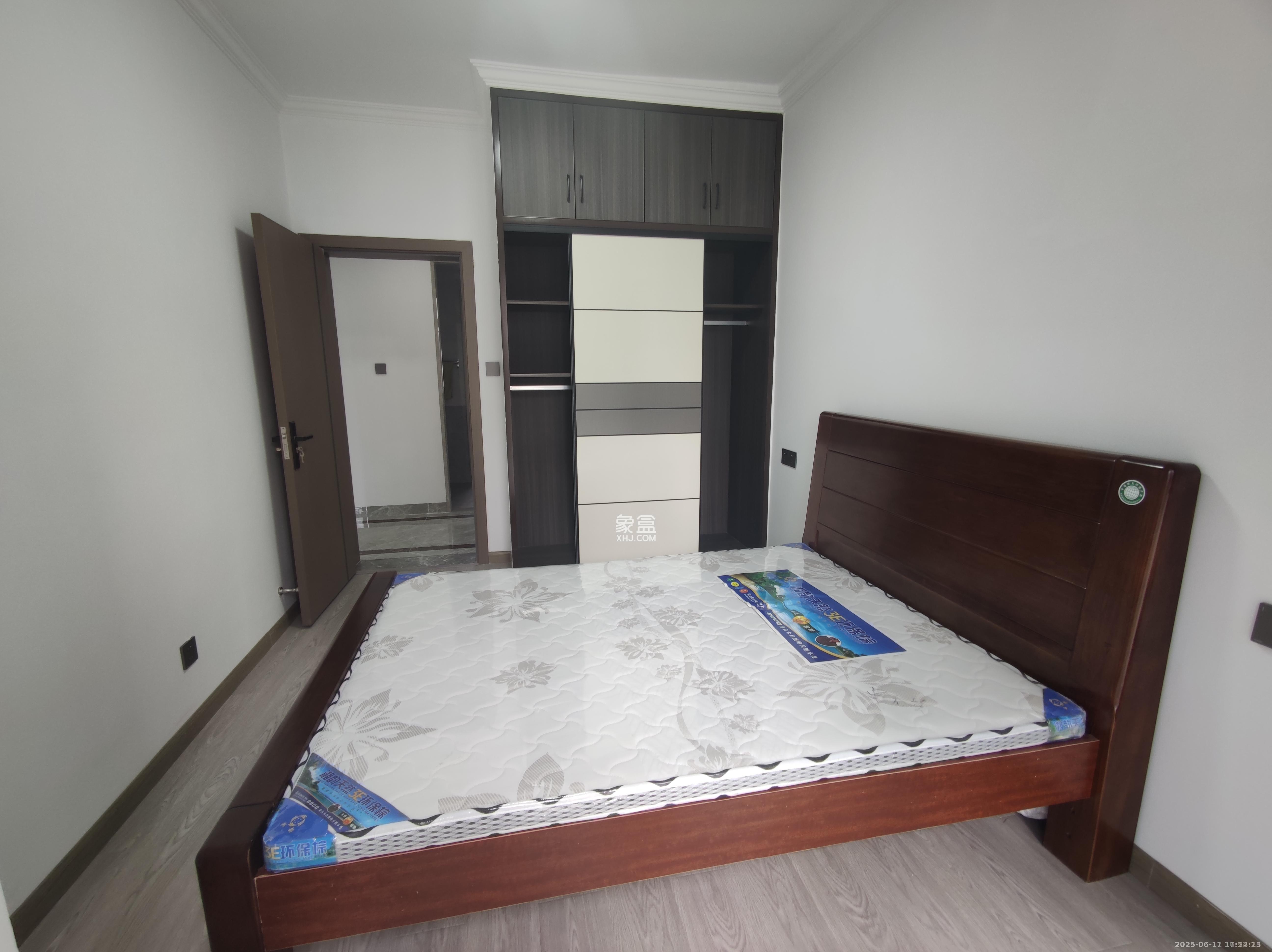 世茂铂翠湾一期 4室2厅2卫 3700.0元/月 世茂铂翠湾一期 4室2厅2卫 3700.0元/月室内图