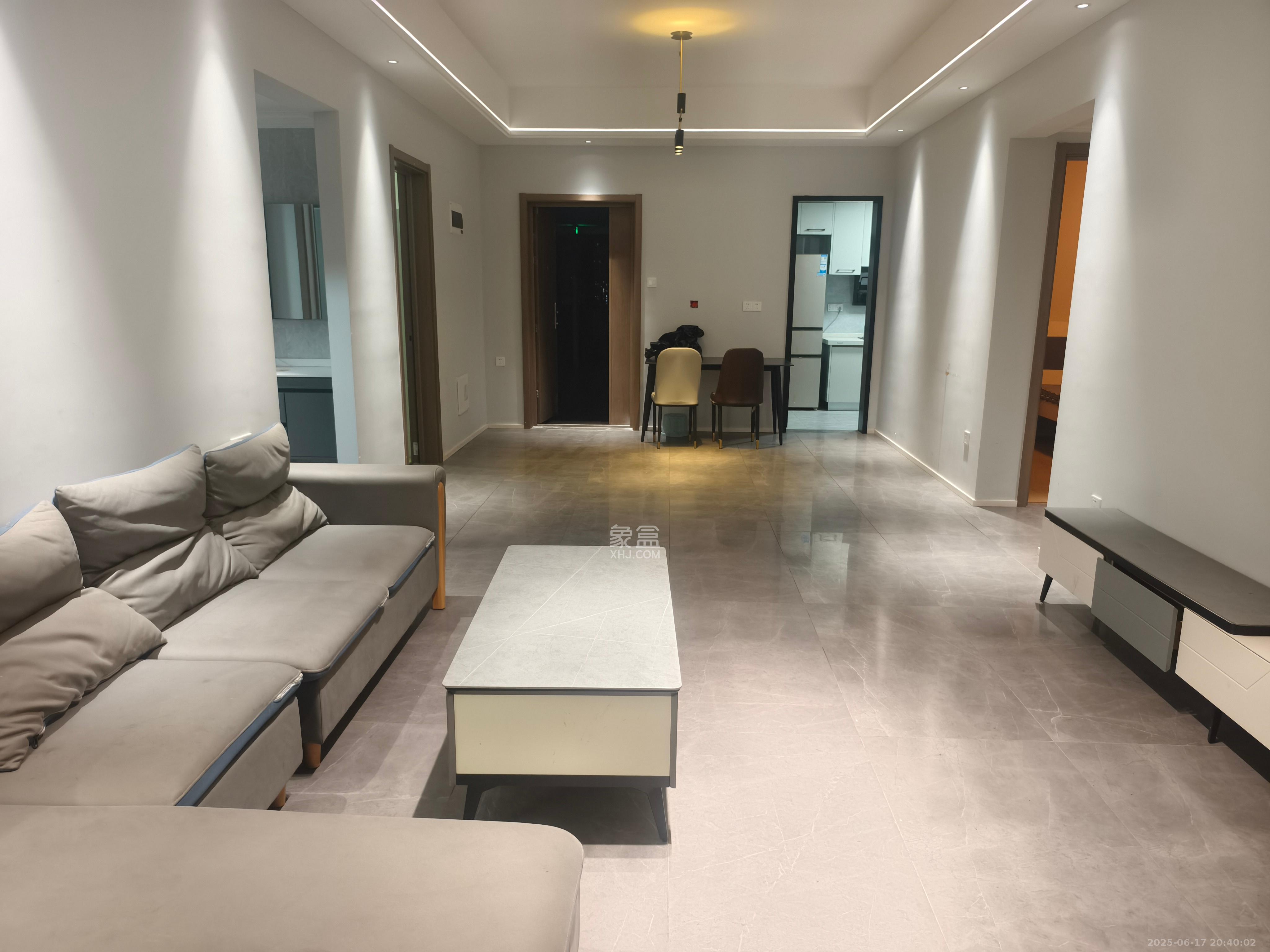 好莱城(弘德西街) 4室2厅2卫 3300.0元/月 好莱城(弘德西街) 4室2厅2卫 3300.0元/月室内图