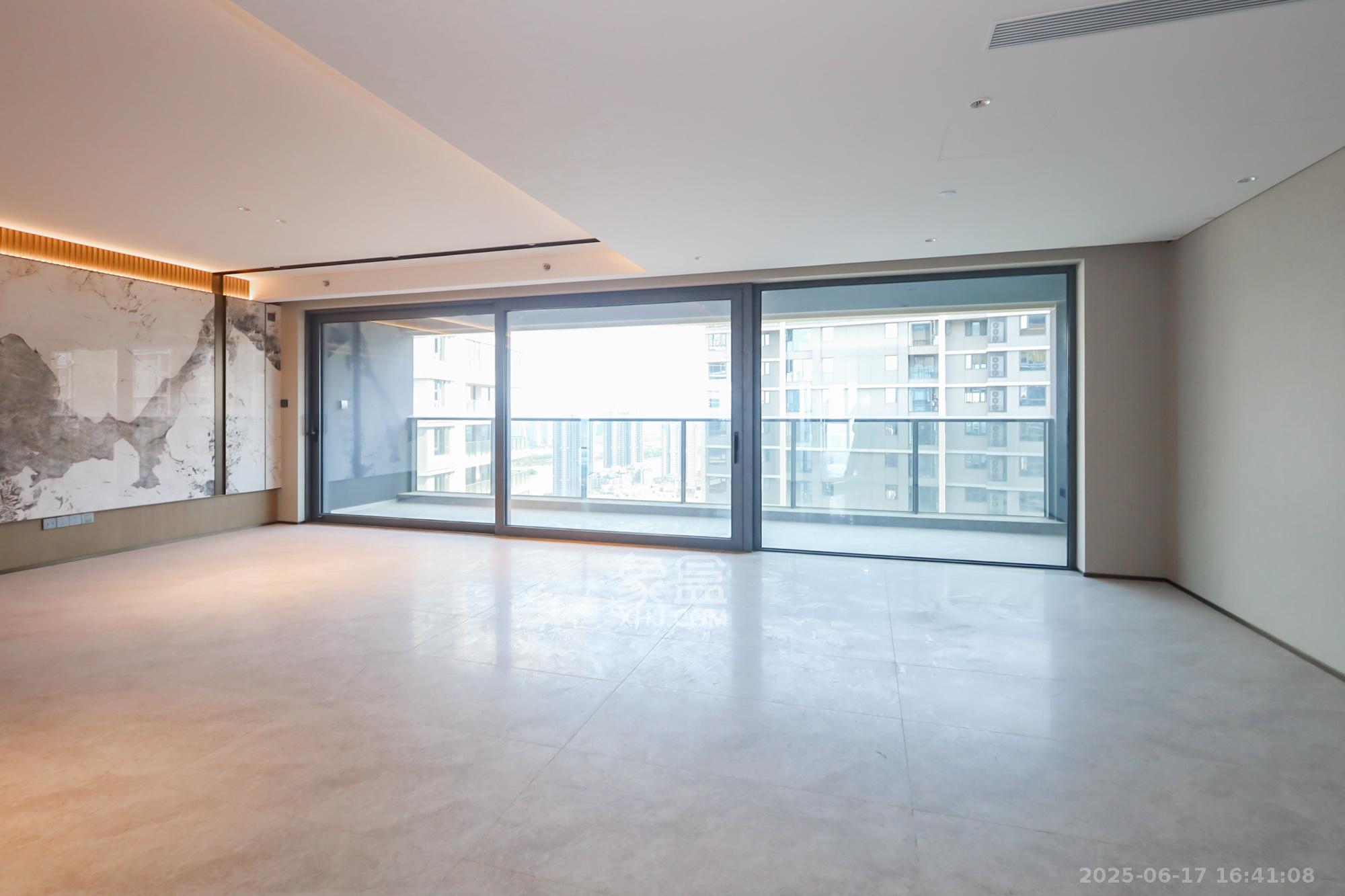 长沙悦府(华润万象城) 4室2厅3卫 560.0万 长沙悦府(华润万象城) 4室2厅3卫 560.0万客厅