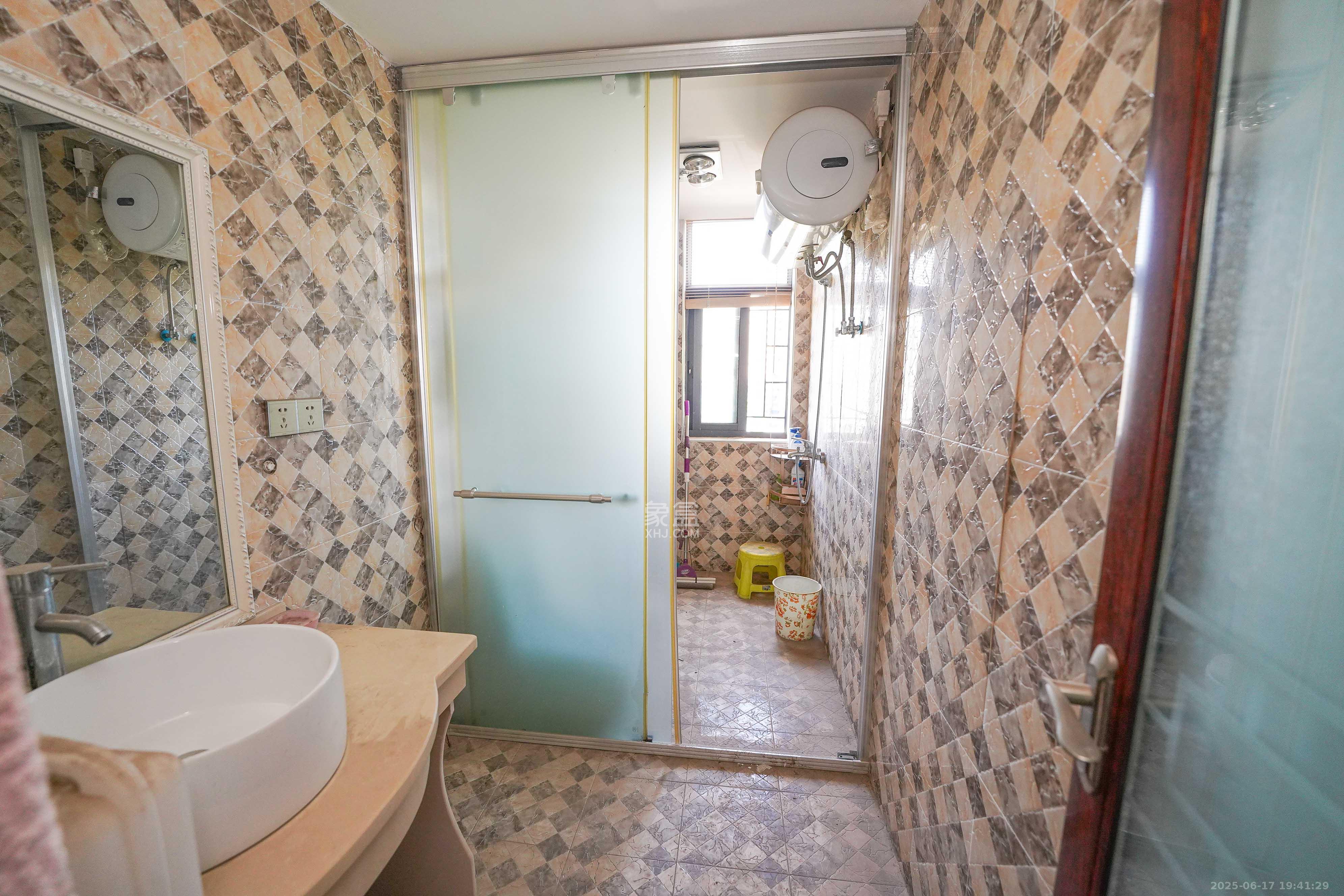 五矿格澜郡  4室2厅2卫    74.8万 五矿格澜郡  4室2厅2卫    74.8万卫生间